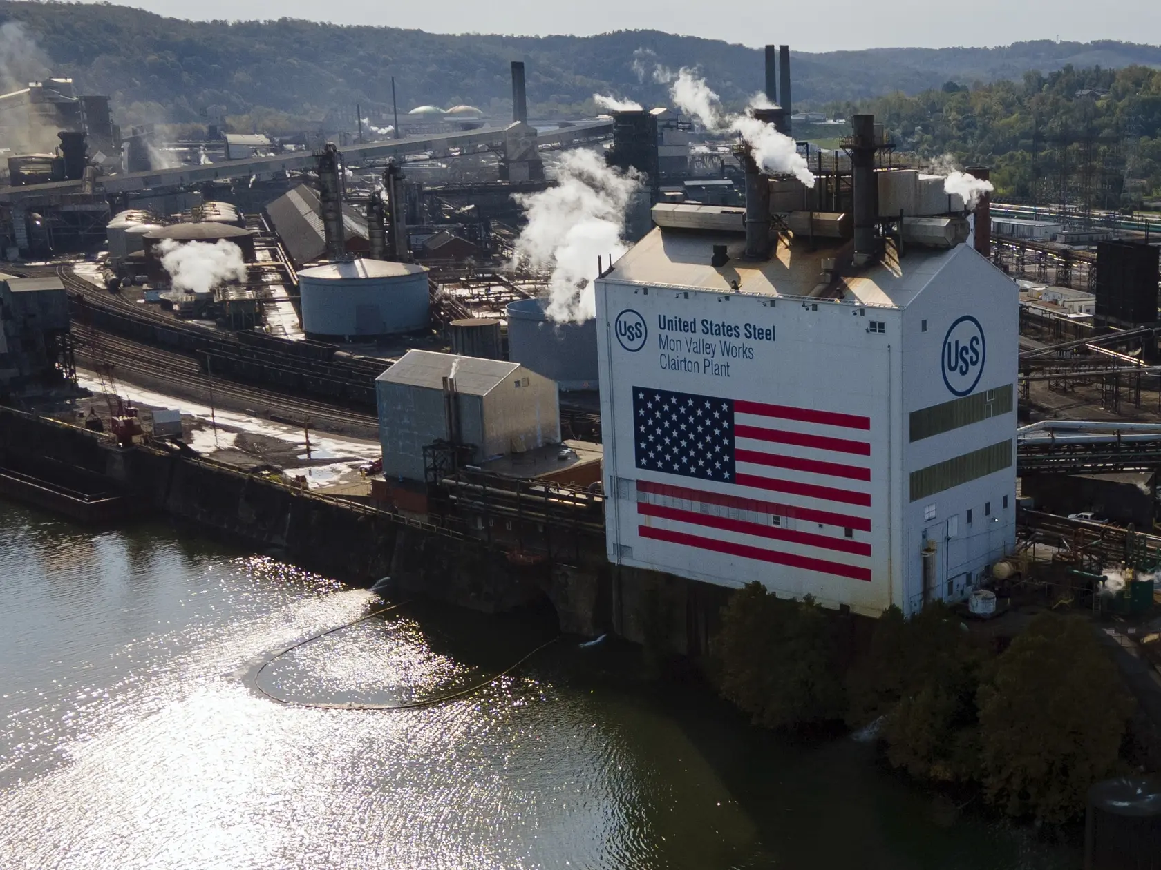 Na archívnej snímke z 13. októbra 2024 závod U. S. Steel v americkom Clairtone. Americký prezident Donald Trump podporuje investíciu do oceliarní U. S. Steel, ale tak, aby zostali v rukách Američanov.