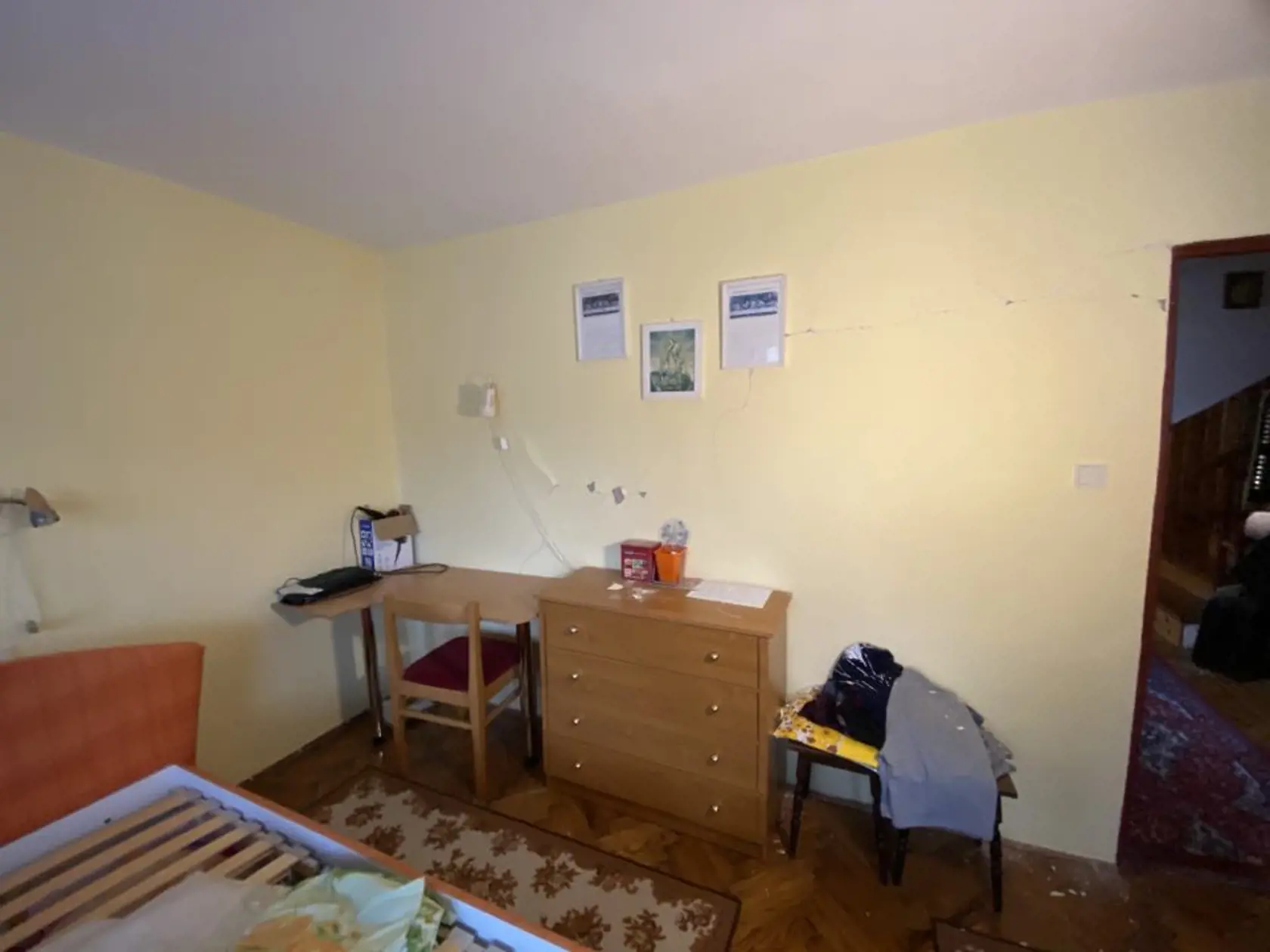 Anna (68) a Dušan (67) Bertovci z Kvakoviec si mysleli, že spadla bomba alebo im vybuchol kotol. V celom dome majú popraskané omietky.