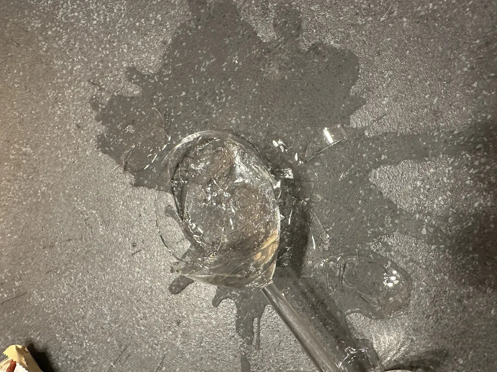 Poháre z tenšieho skla otrasy na stole nevydržali.
