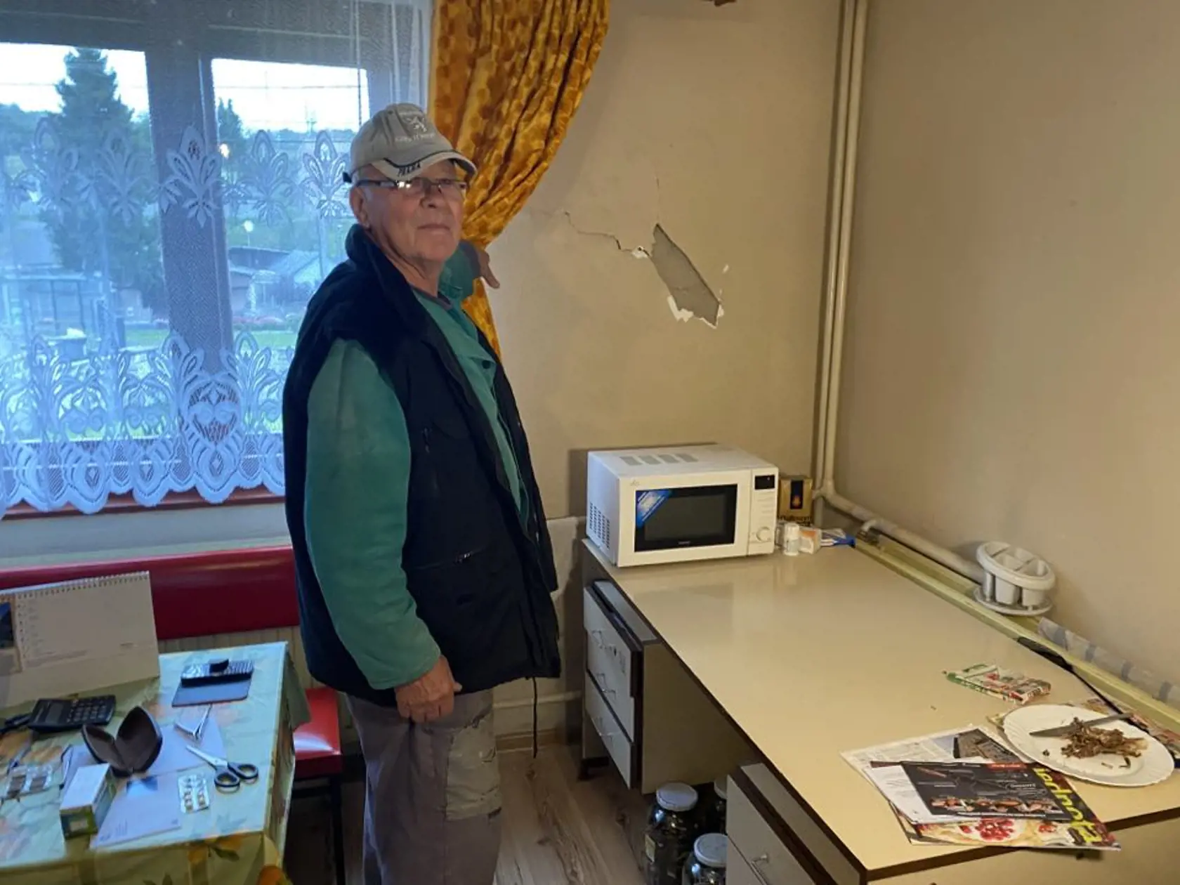 Anna (68) a Dušan (67) Bertovci z Kvakoviec si mysleli, že spadla bomba alebo im vybuchol kotol. V celom dome majú popraskané omietky.