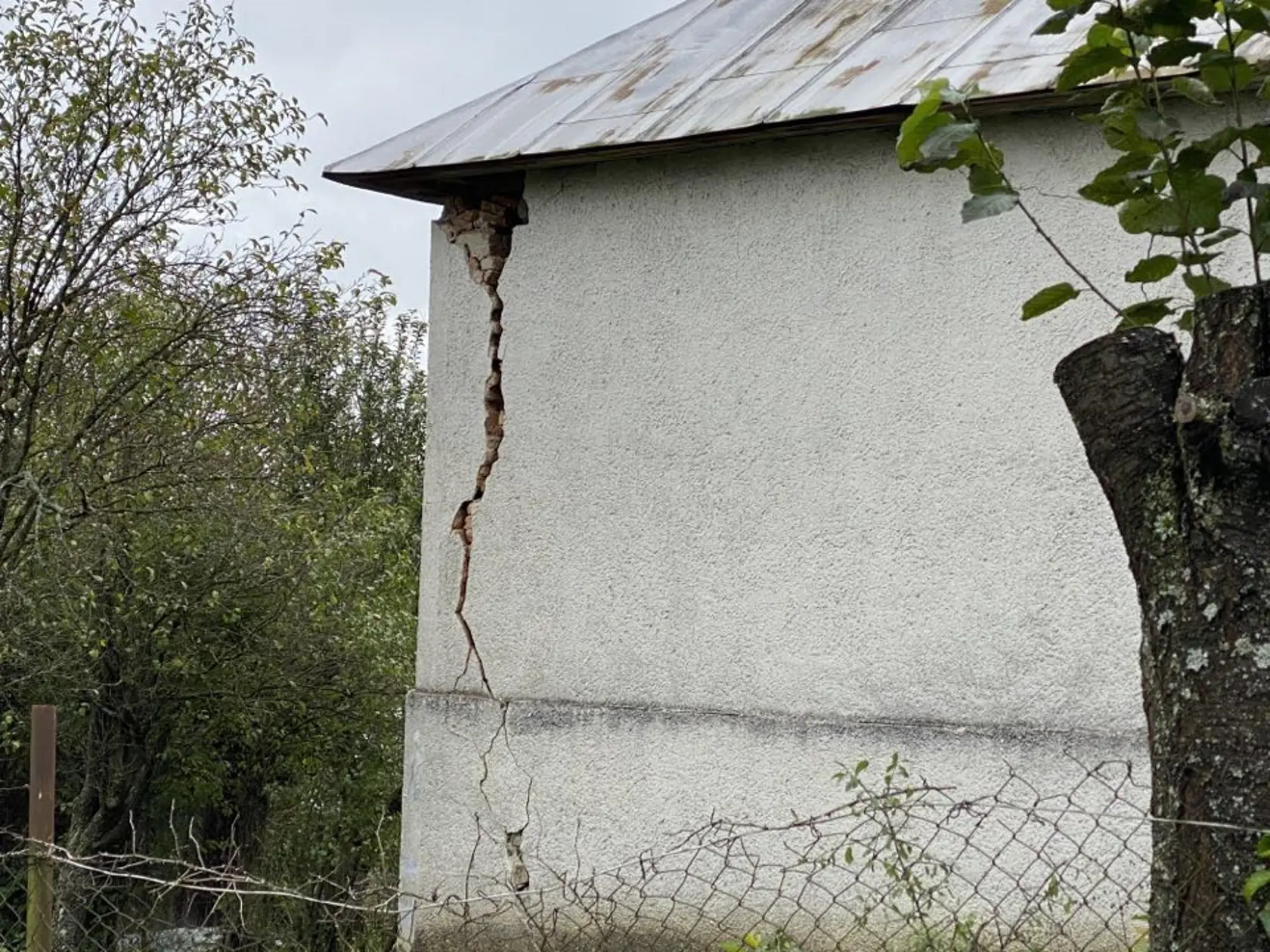 Poškodené domy v Ďapalovciach.