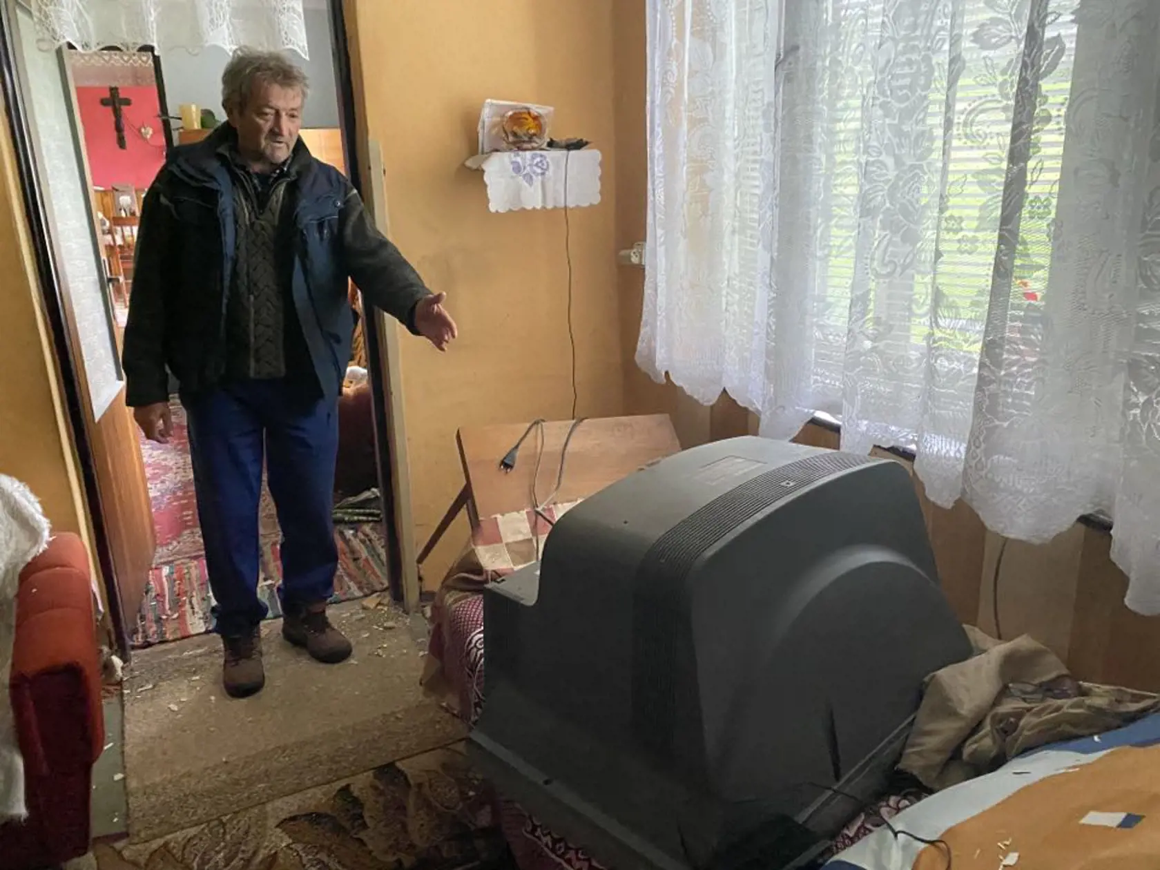 Zemetrasenie napáchalo vážne škody v dome pána Jána Andrejčáka (65) v Ďapalovciach.