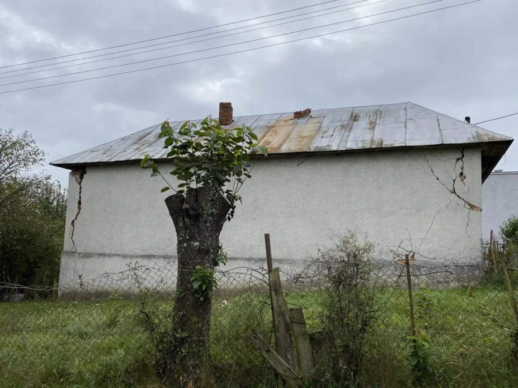Poškodené domy v Ďapalovciach.