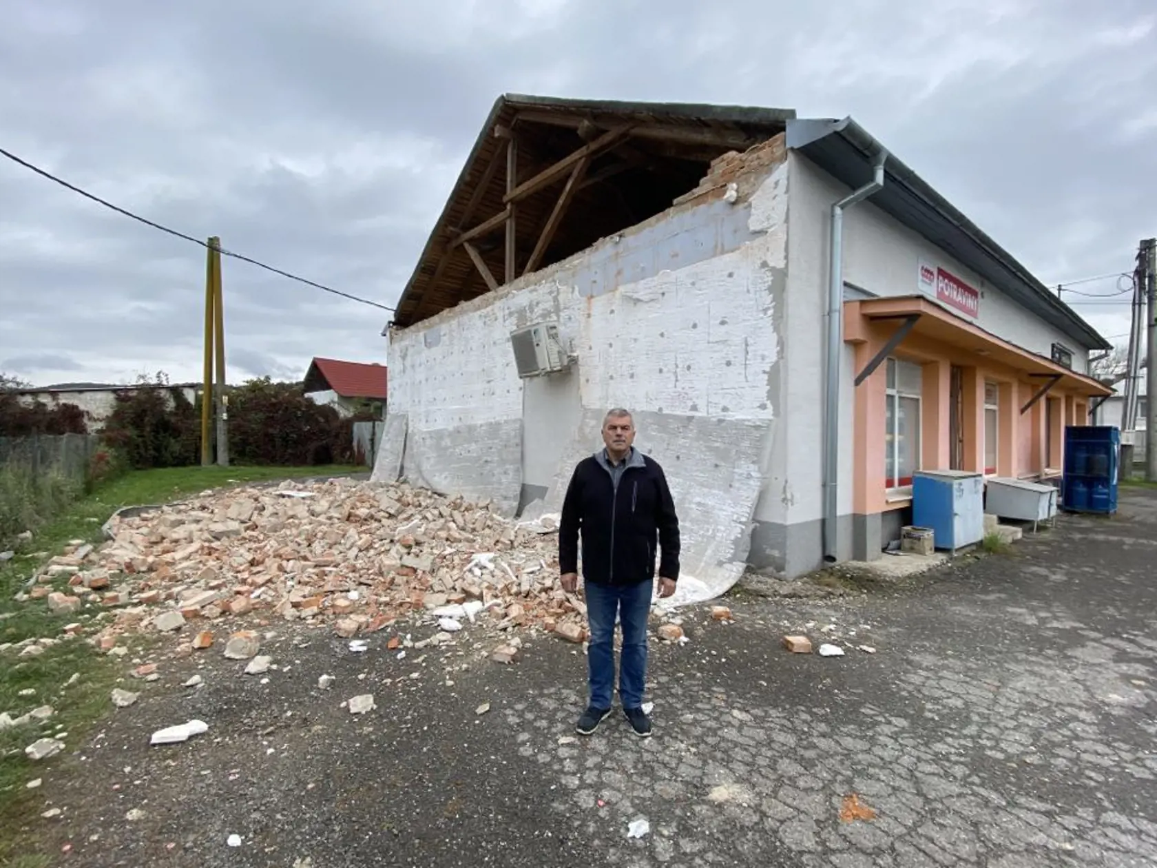 Ján Cmar, starosta obce Ďapalovce, kde bola najhoršia situácia a kde bolo epicentrum zemetrasenia. Okrem iných škôd spadol aj múr na miestnom obchode.