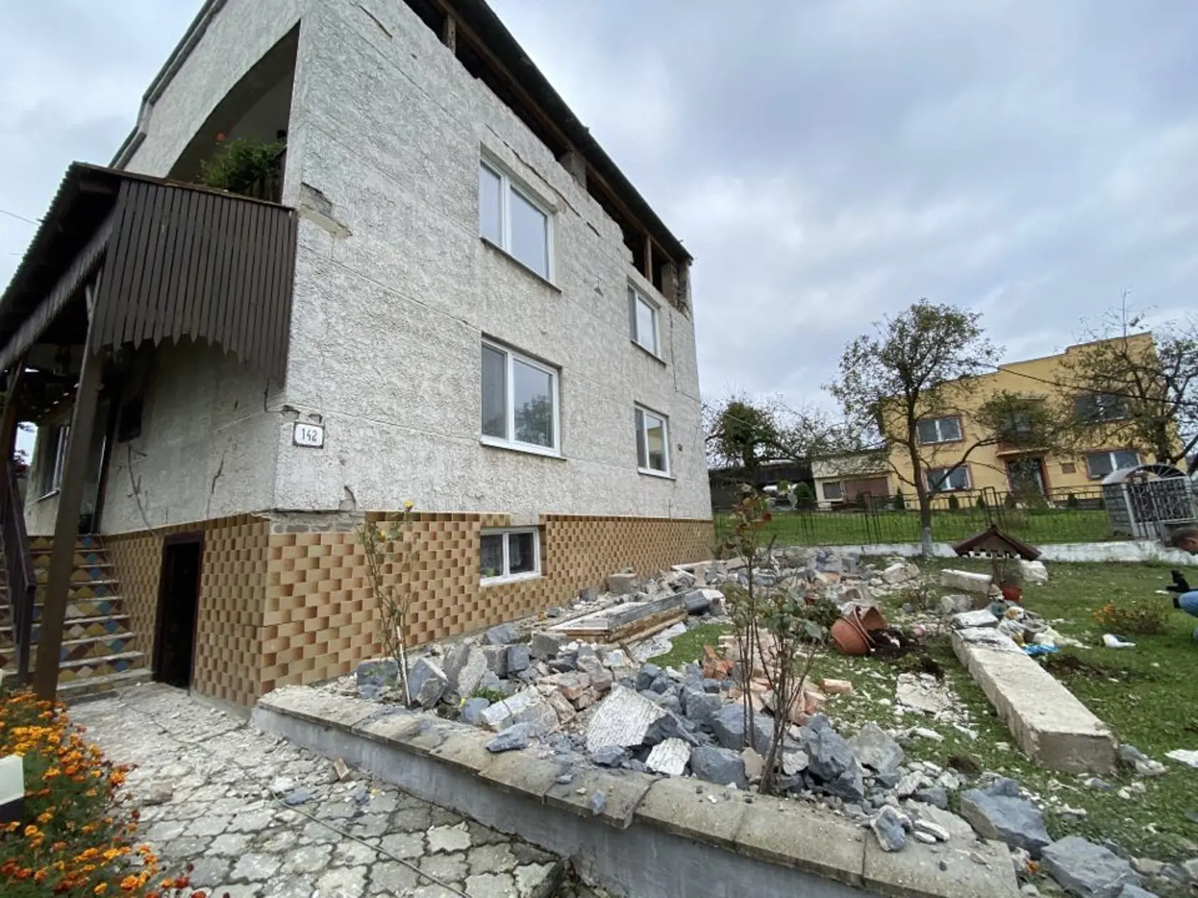 U pána Cyrila Babinského (76) v Ďapalovciach popadali omietky, z domu sa dokonca zrútili časti stien.