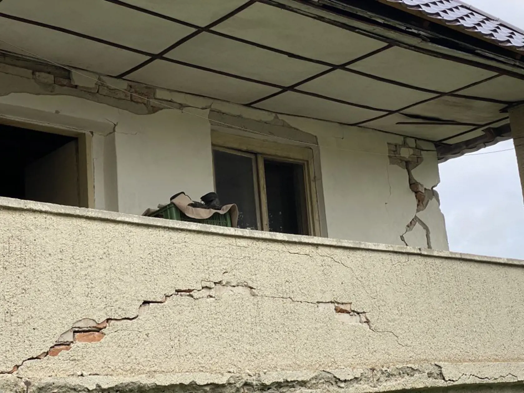 Štefan Majernik (73) z Ďapaloviec je po porážke, noc prespal v aute. Praskol mu roh domu.