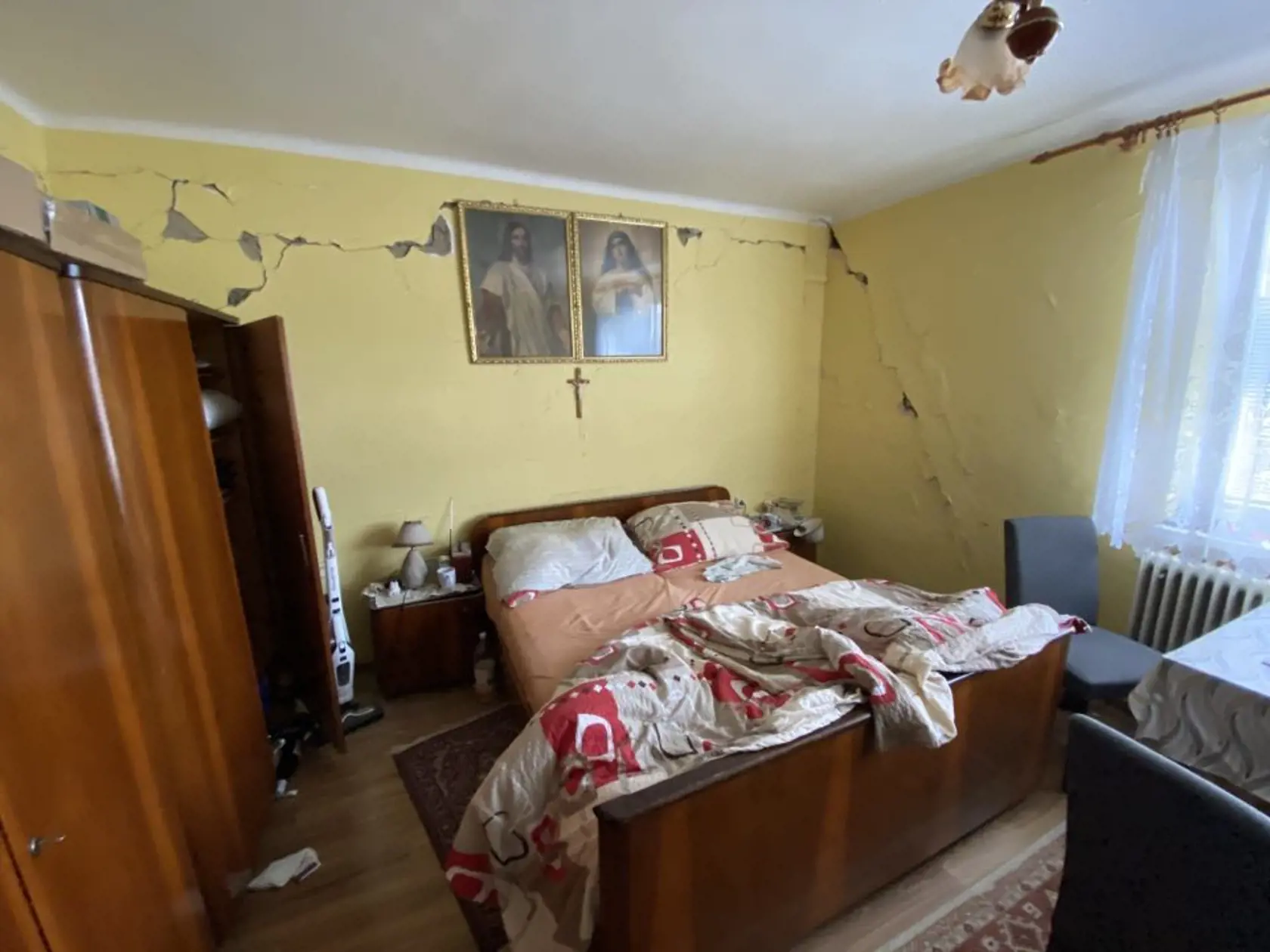 U pána Cyrila Babinského (76) v Ďapalovciach popadali omietky, z domu sa dokonca zrútili časti stien.