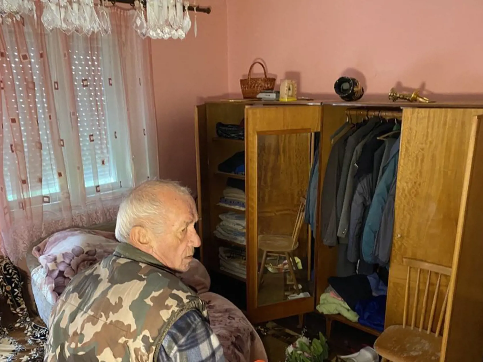 Štefan Majernik (73) z Ďapaloviec je po porážke, noc prespal v aute. Praskol mu roh domu.