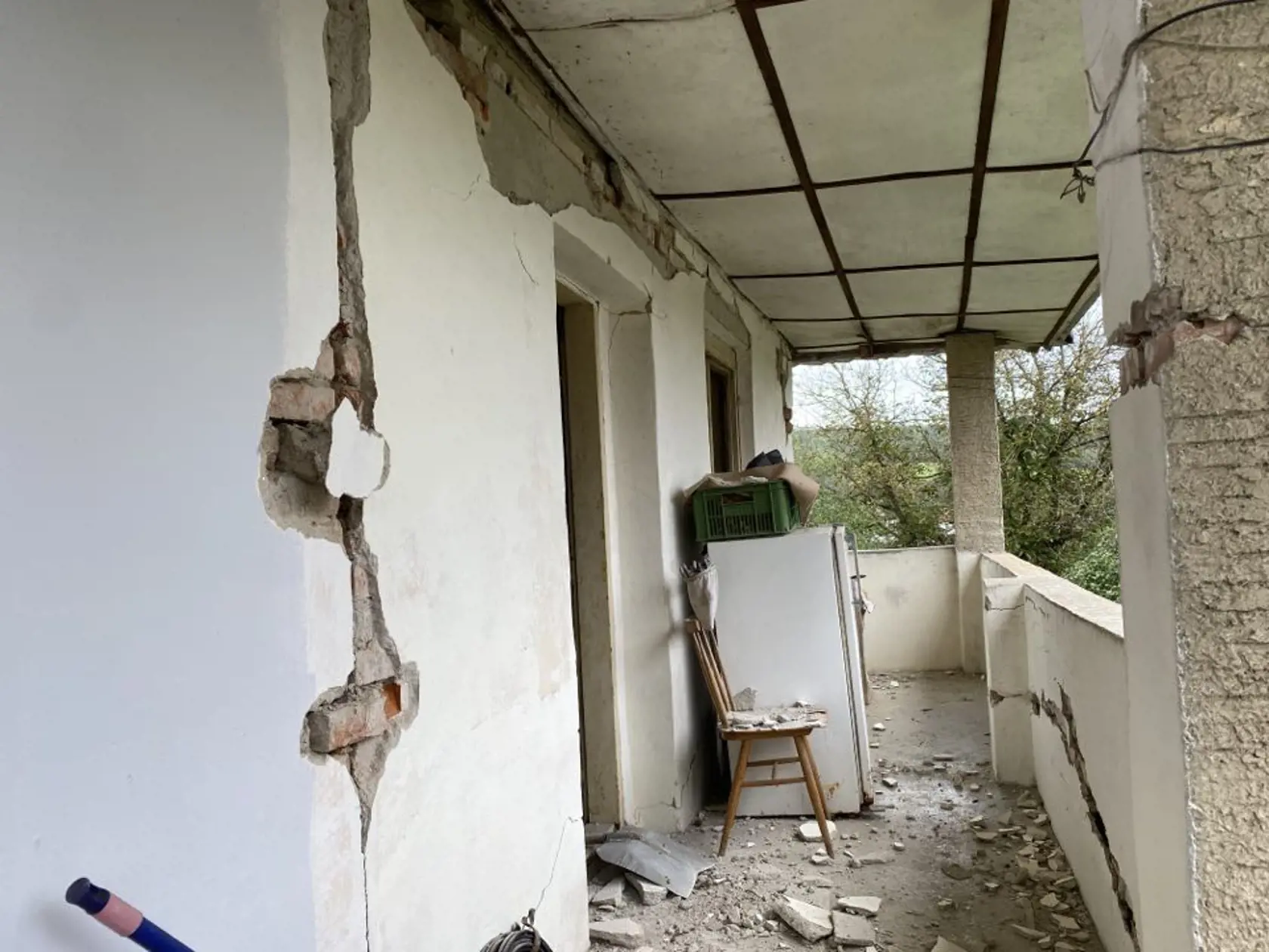 Štefan Majernik (73) z Ďapaloviec je po porážke, noc prespal v aute. Praskol mu roh domu.