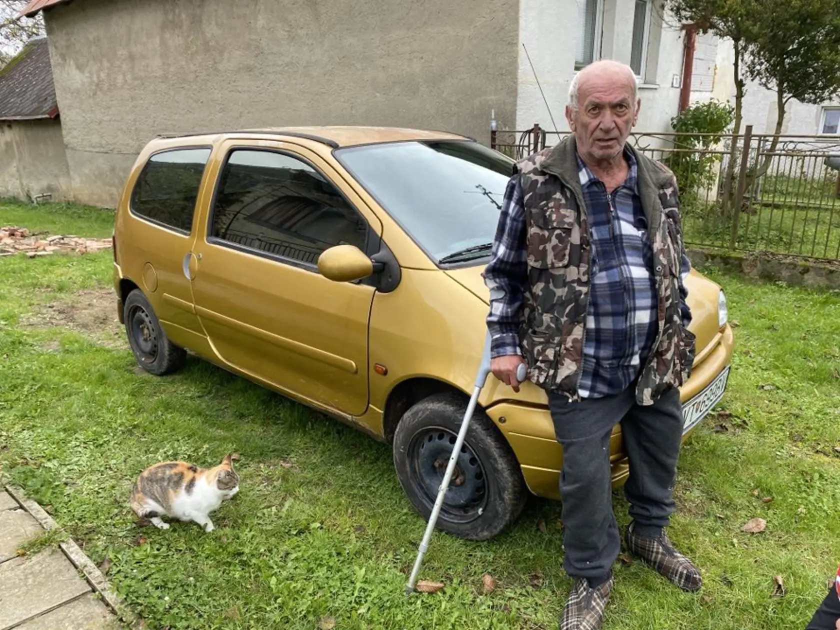 Štefan Majernik (73) z Ďapaloviec je po porážke, noc prespal v aute. Praskol mu roh domu.