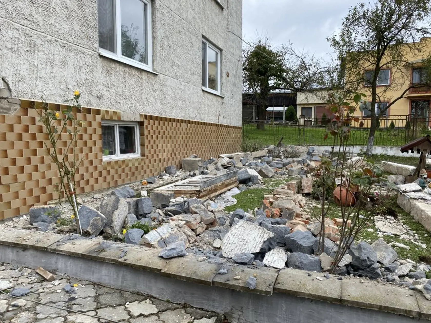U pána Cyrila Babinského (76) v Ďapalovciach popadali omietky, z domu sa dokonca zrútili časti stien.