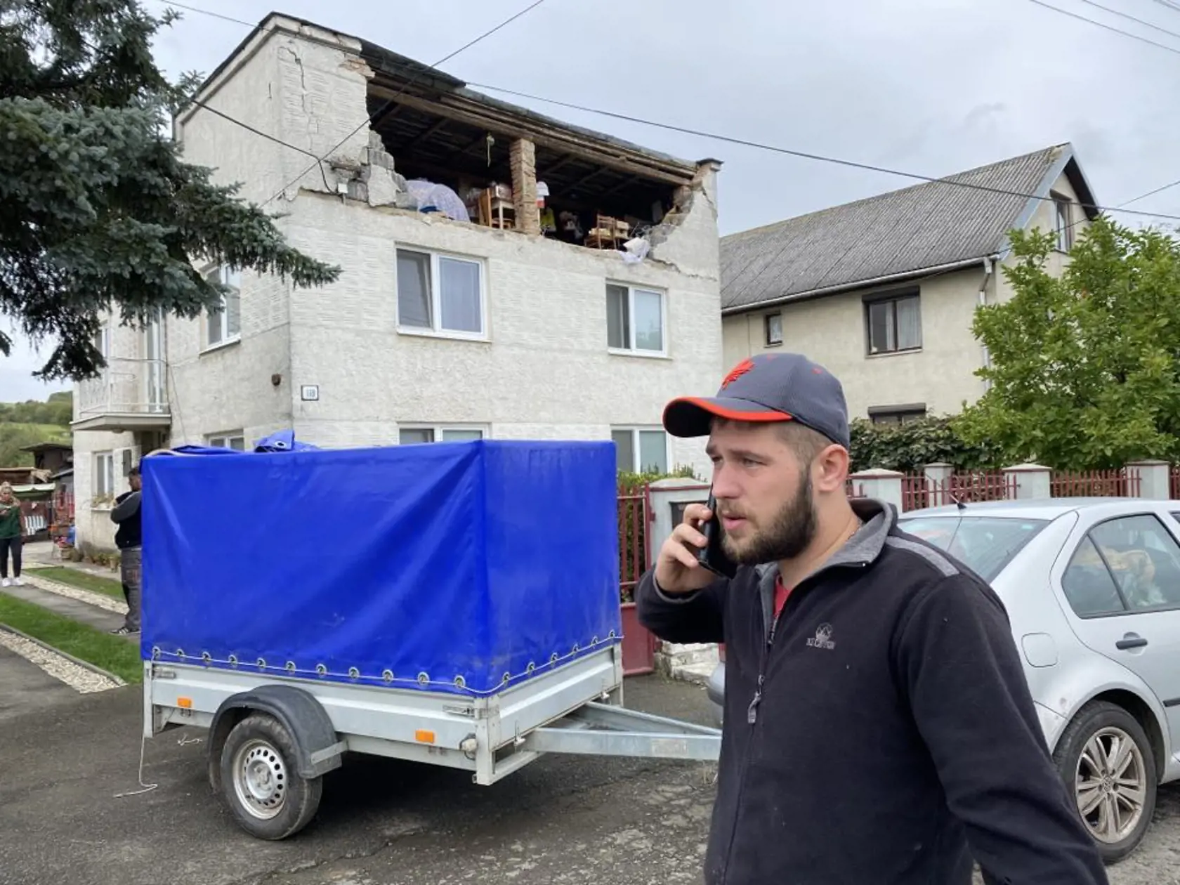 Patrik Popovič (24) z Ďapaloviec pred týždňom pochoval otca, ktorý zomrel na uštipnutie sršňom a teraz im dom zničilo zemetrasenie.