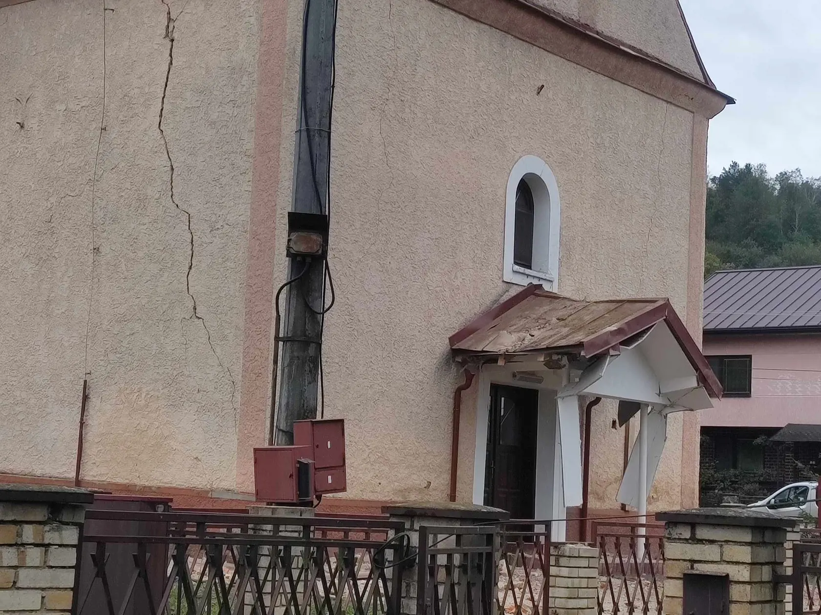 Škody po zemetrasení v obci Jankovce. Na miestom kostole vidieť veľké praskliny.