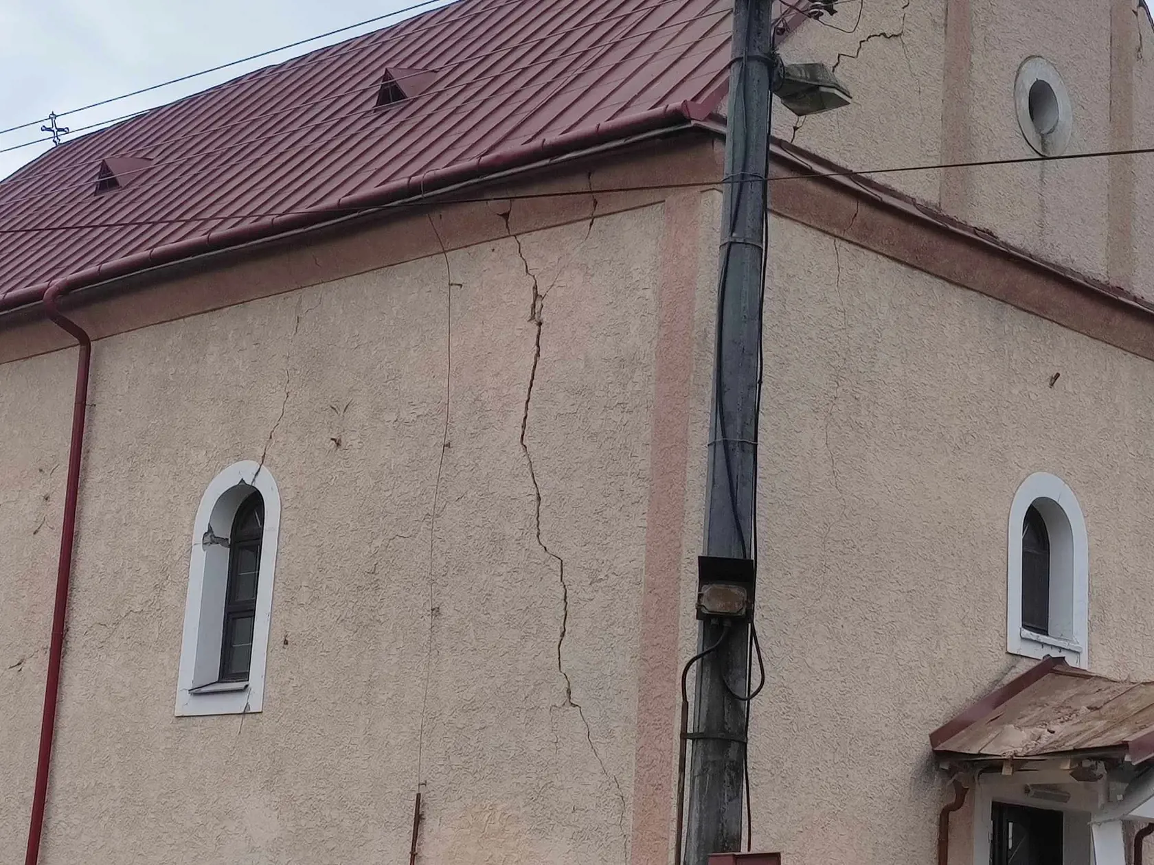 Škody po zemetrasení v obci Jankovce. Na miestom kostole vidieť veľké praskliny.