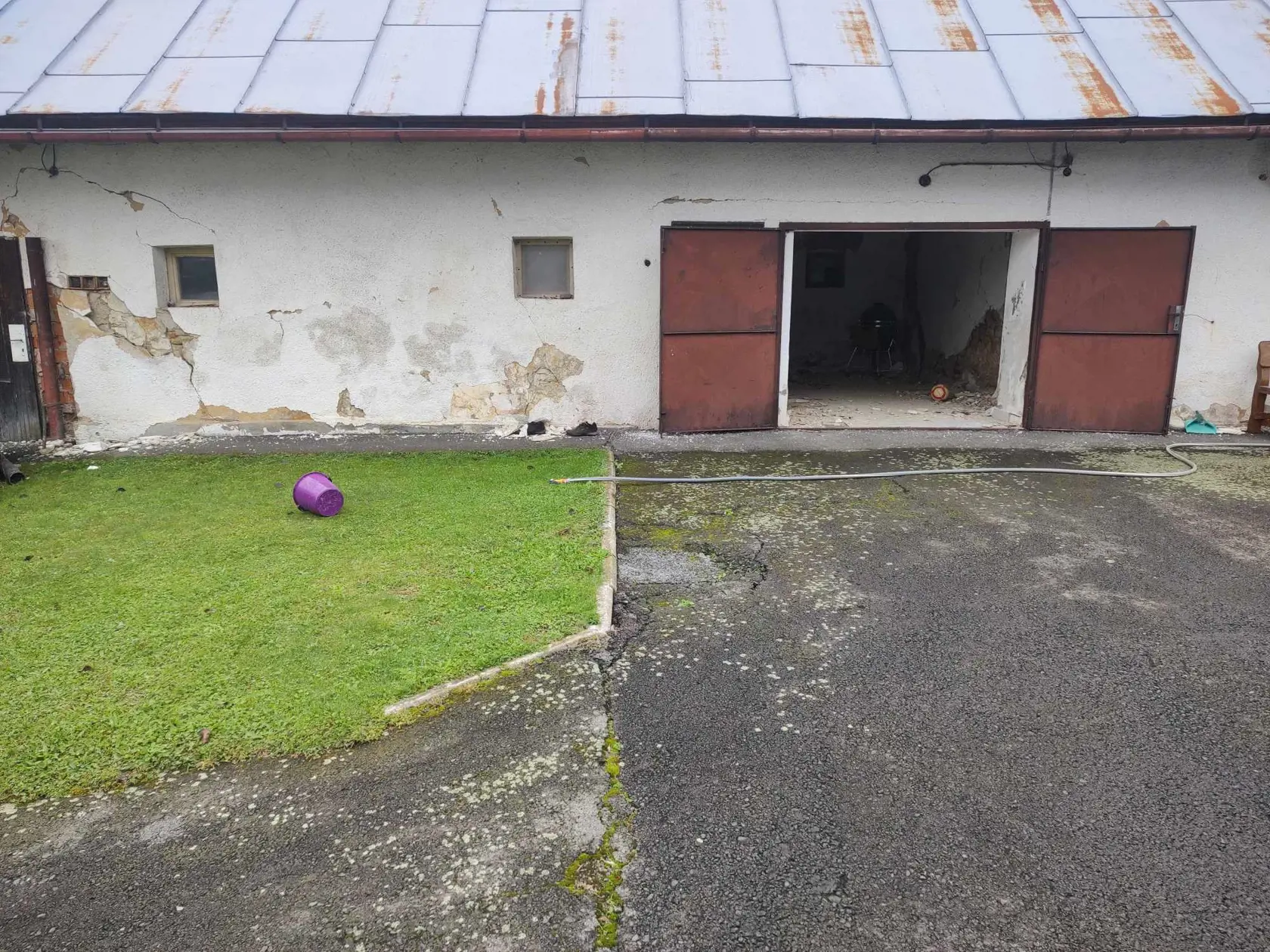 Škody po zemetrasení v obci Jankovce. Na miestom kostole vidieť veľké praskliny.