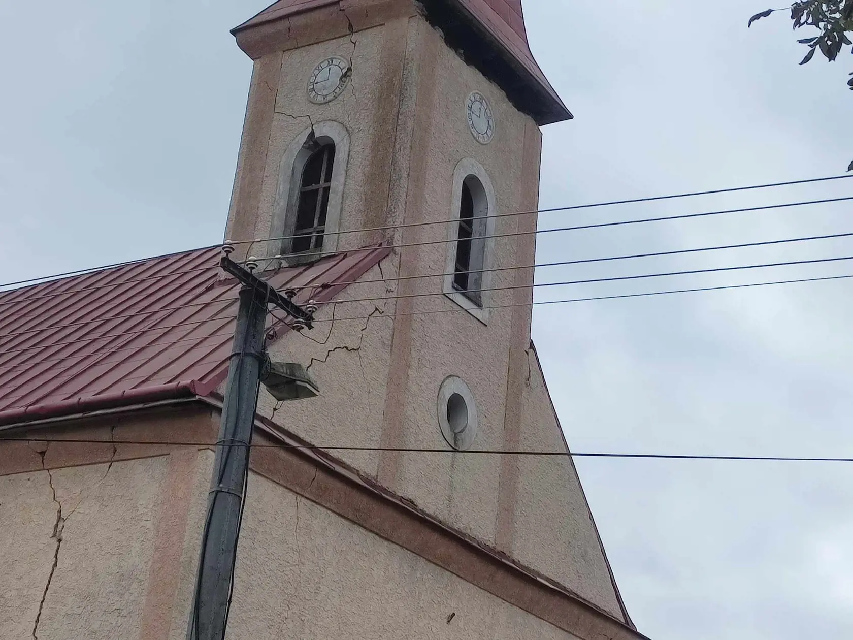 Škody po zemetrasení v obci Jankovce. Na miestom kostole vidieť veľké praskliny.