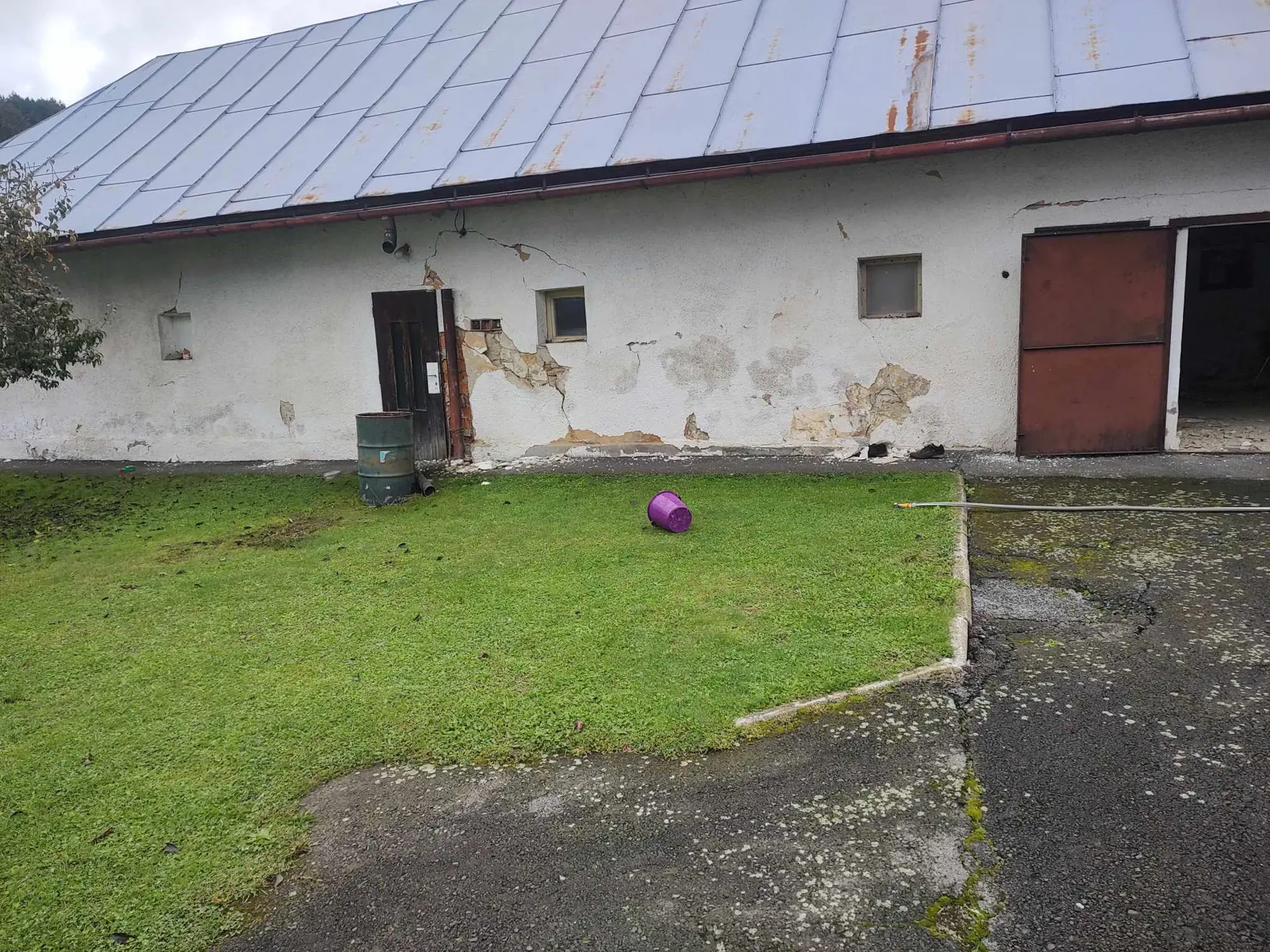 Škody po zemetrasení v obci Jankovce. Na miestom kostole vidieť veľké praskliny.