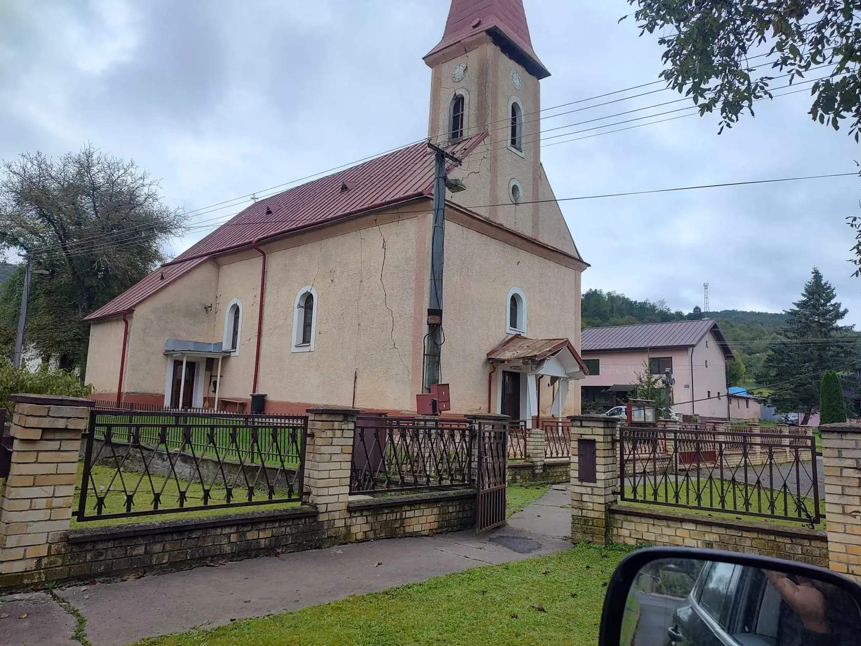 Škody po zemetrasení v obci Jankovce. Na miestom kostole vidieť veľké praskliny.