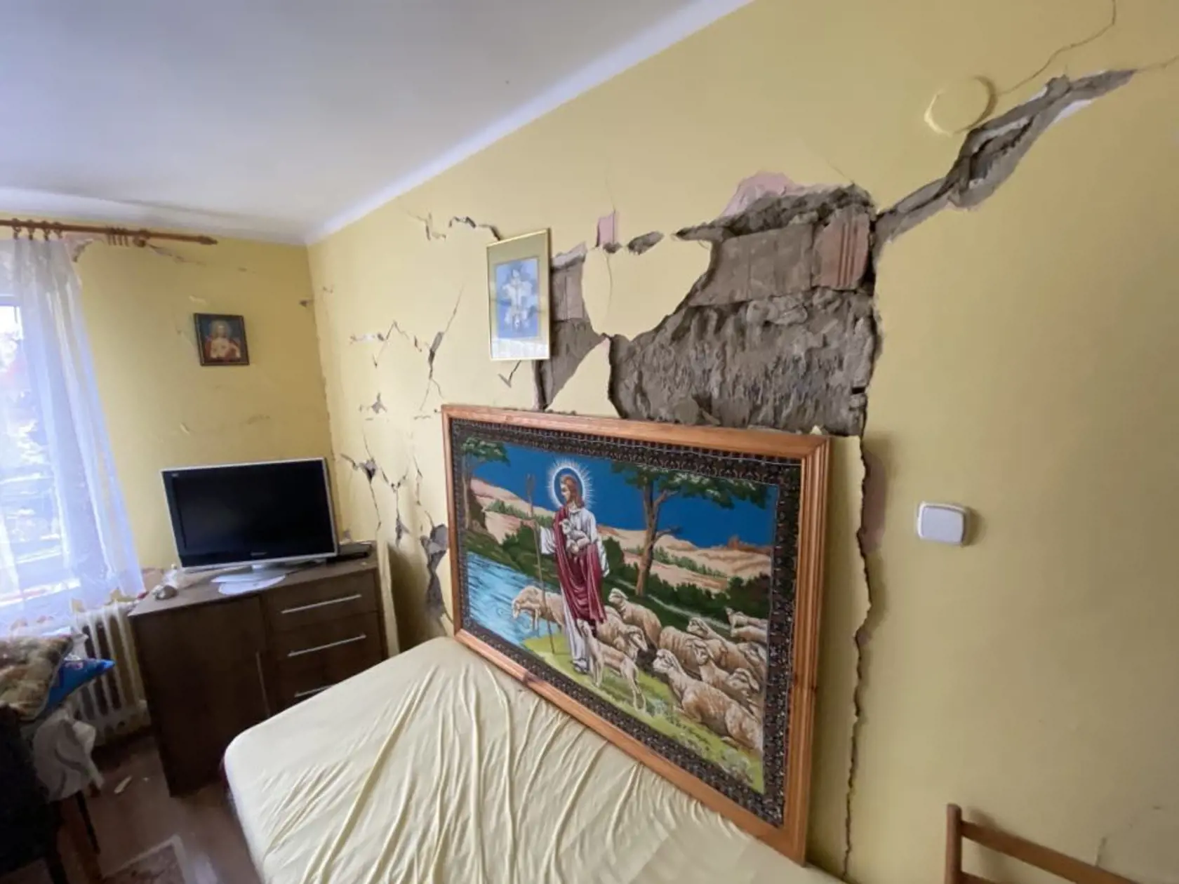 U pána Cyrila Babinského (76) v Ďapalovciach popadali omietky, z domu sa dokonca zrútili časti stien.
