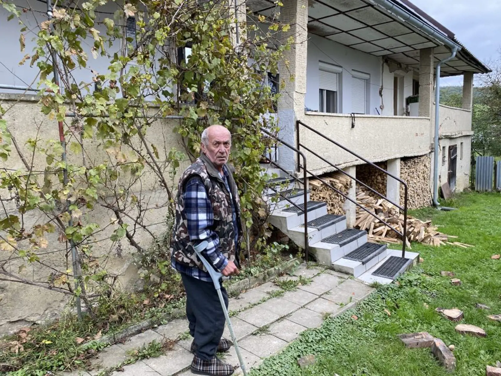 Štefan Majernik (73) z Ďapaloviec je po porážke, noc prespal v aute. Praskol mu roh domu.
