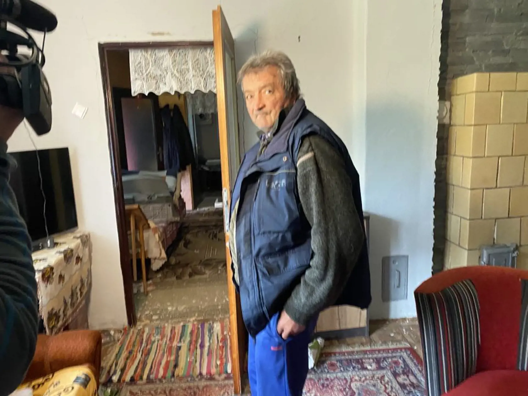 Zemetrasenie napáchalo vážne škody v dome pána Jána Andrejčáka (65) v Ďapalovciach.
