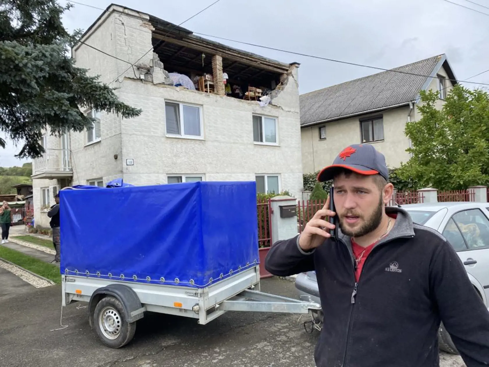 Patrik Popovič (24) z Ďapaloviec pred týždňom pochoval otca, ktorý zomrel na uštipnutie sršňom a teraz im dom zničilo zemetrasenie.