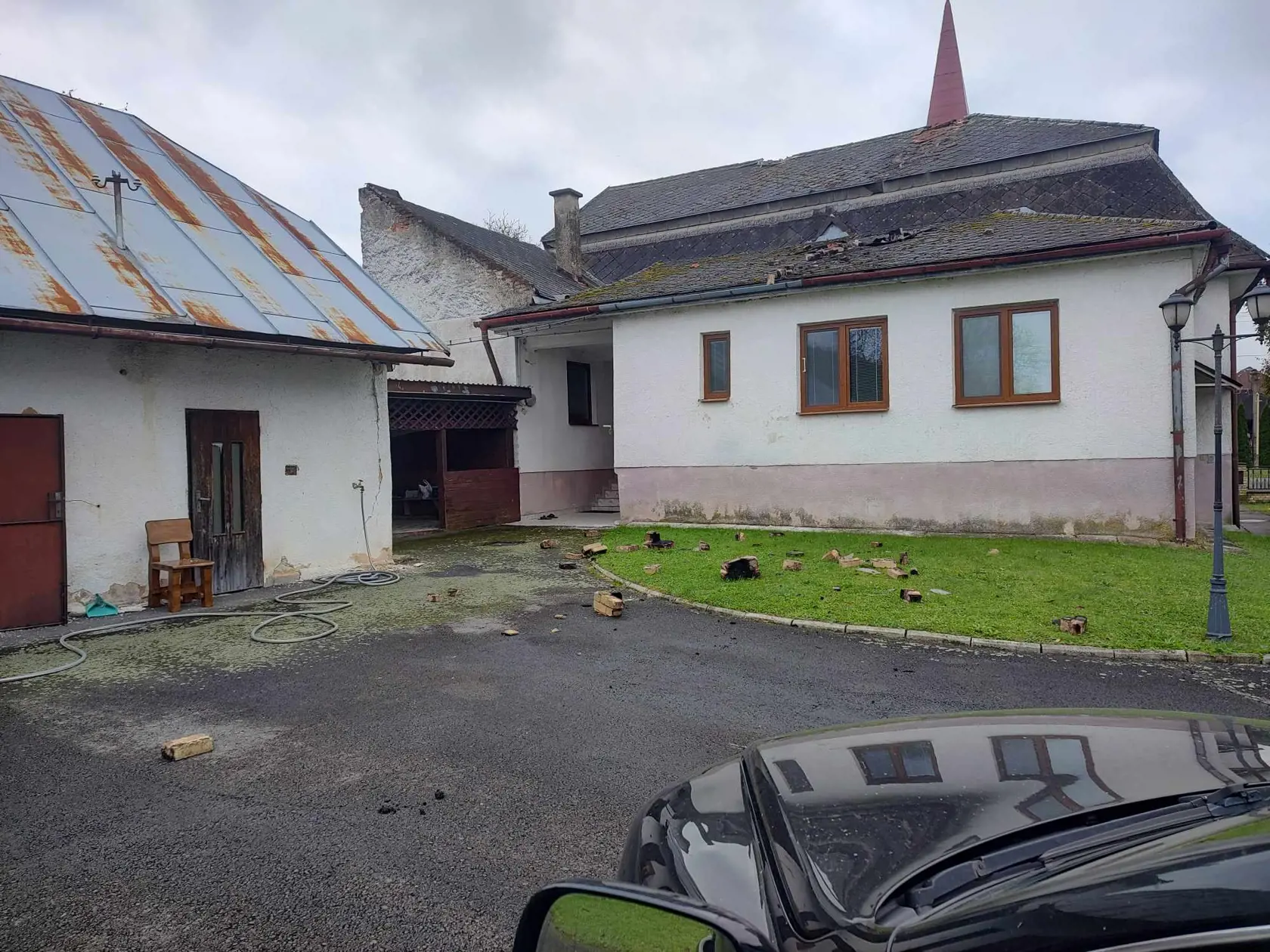 Škody po zemetrasení v obci Jankovce. Na miestom kostole vidieť veľké praskliny.