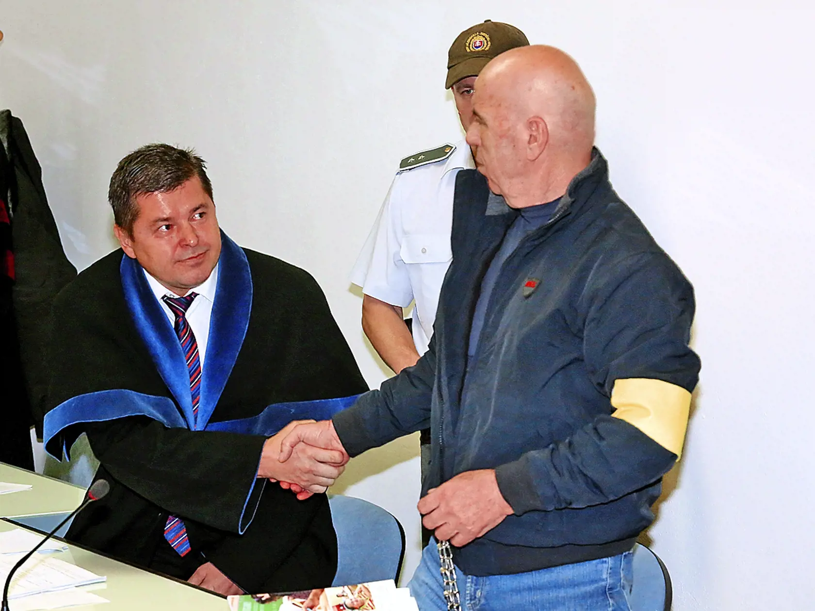 Baki Sadiki na súde s vtedajším obhajcom Tiborom Bašistom.