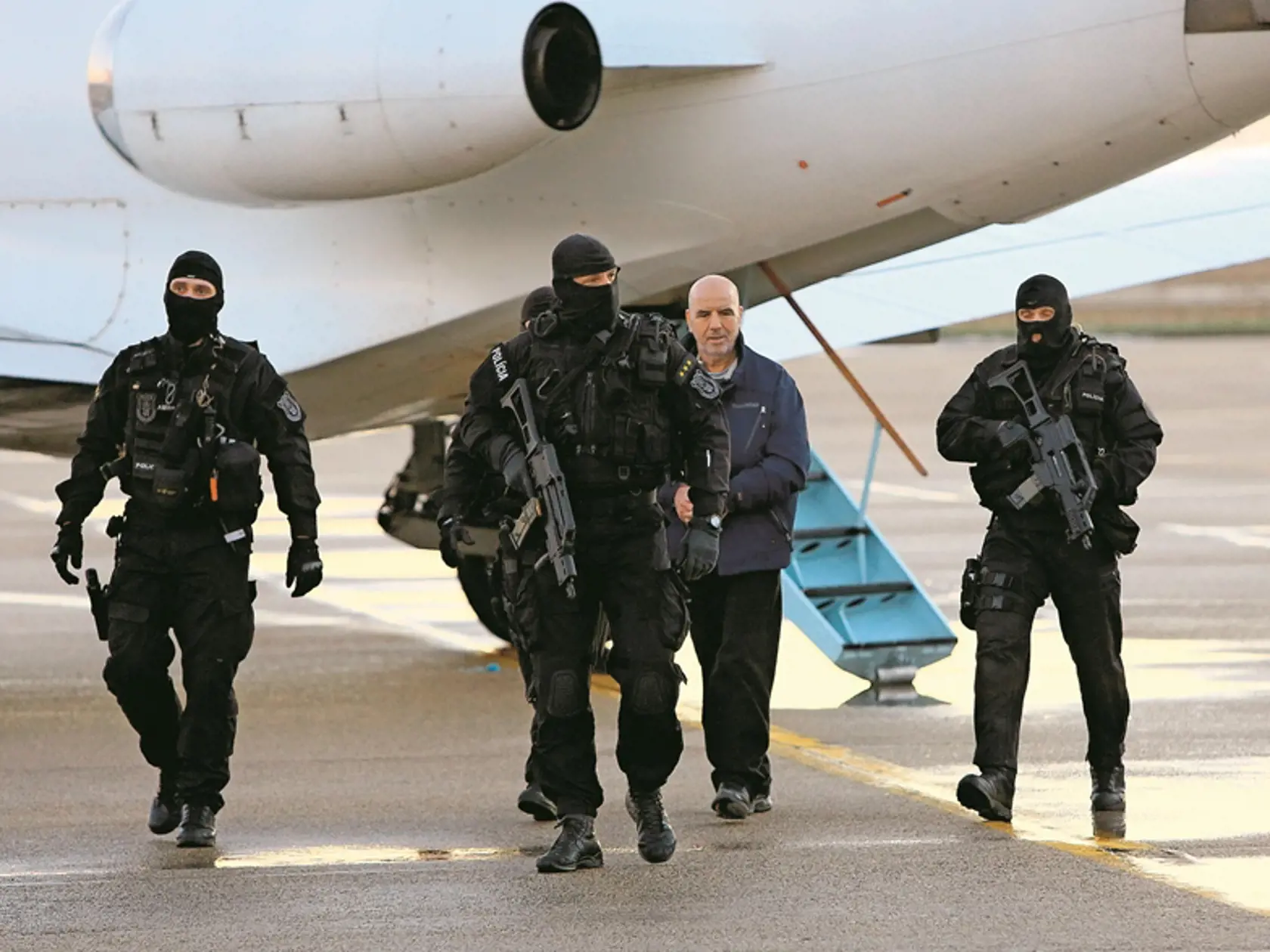 Slovenská polícia priviezla Bakiho Sadikiho na Slovensko vládnym špeciálom. Zadržali ho v Kosove, keď sedel na káve. Predtým konal voči nemu ako ušlému prešovský okresný súd a odsúdil ho na 22 rokov väzenia. Po jeho zadržaní súdny proces prebehol znova s tým istým výsledkom. Teraz žiada o obnovu konania, tvrdí, že je nevinný.