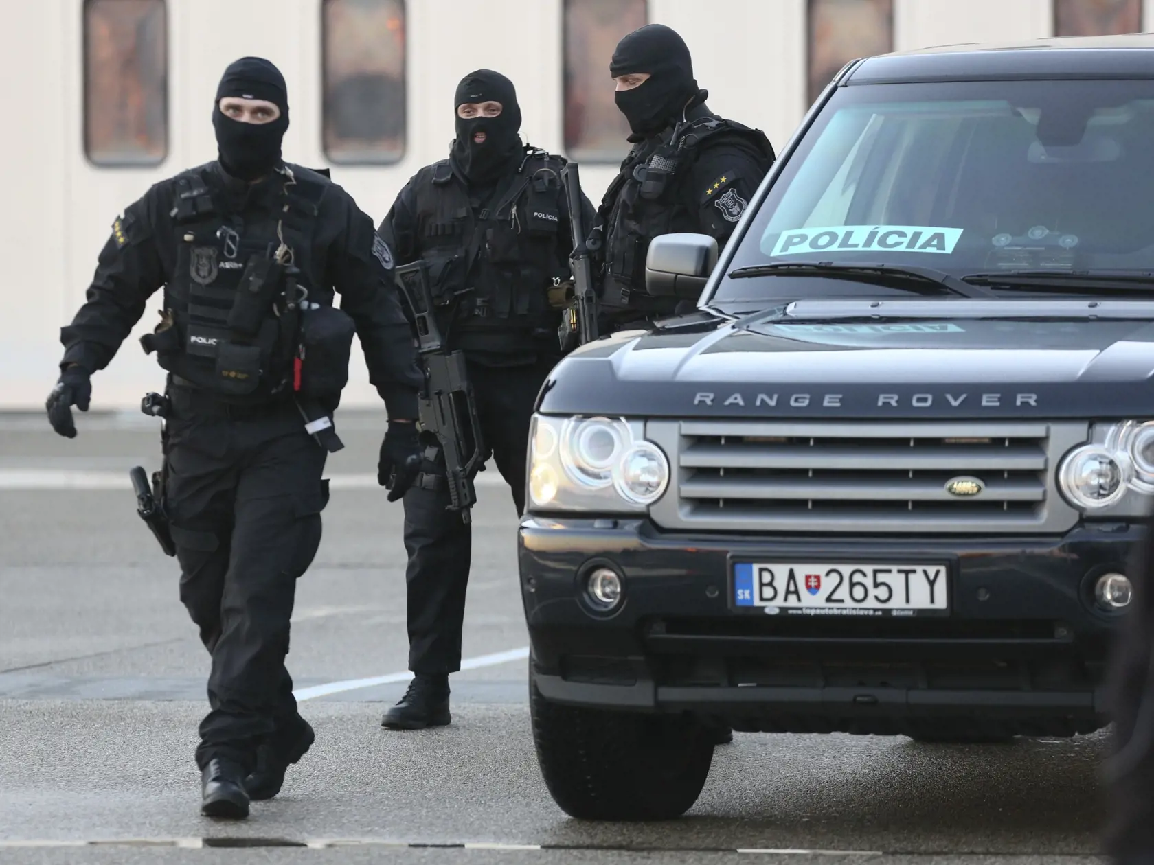 Slovenská polícia priviezla Bakiho Sadikiho na Slovensko vládnym špeciálom. Zadržali ho v Kosove, keď sedel na káve. Predtým konal voči nemu ako ušlému prešovský okresný súd a odsúdil ho na 22 rokov väzenia. Po jeho zadržaní súdny proces prebehol znova s tým istým výsledkom. Teraz žiada o obnovu konania, tvrdí, že je nevinný.