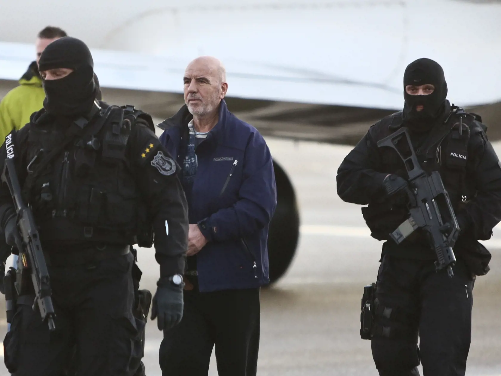 Slovenská polícia priviezla Bakiho Sadikiho na Slovensko vládnym špeciálom. Zadržali ho v Kosove, keď sedel na káve. Predtým konal voči nemu ako ušlému prešovský okresný súd a odsúdil ho na 22 rokov väzenia. Po jeho zadržaní súdny proces prebehol znova s tým istým výsledkom. Teraz žiada o obnovu konania, tvrdí, že je nevinný.