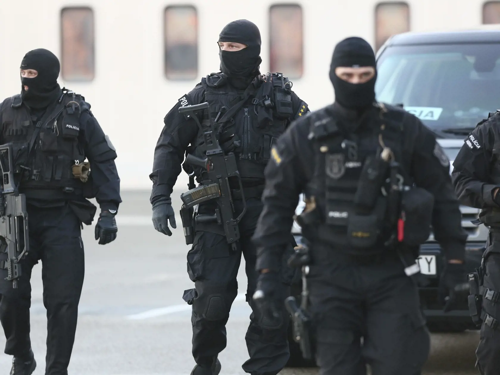 Slovenská polícia priviezla Bakiho Sadikiho na Slovensko vládnym špeciálom. Zadržali ho v Kosove, keď sedel na káve. Predtým konal voči nemu ako ušlému prešovský okresný súd a odsúdil ho na 22 rokov väzenia. Po jeho zadržaní súdny proces prebehol znova s tým istým výsledkom. Teraz žiada o obnovu konania, tvrdí, že je nevinný.