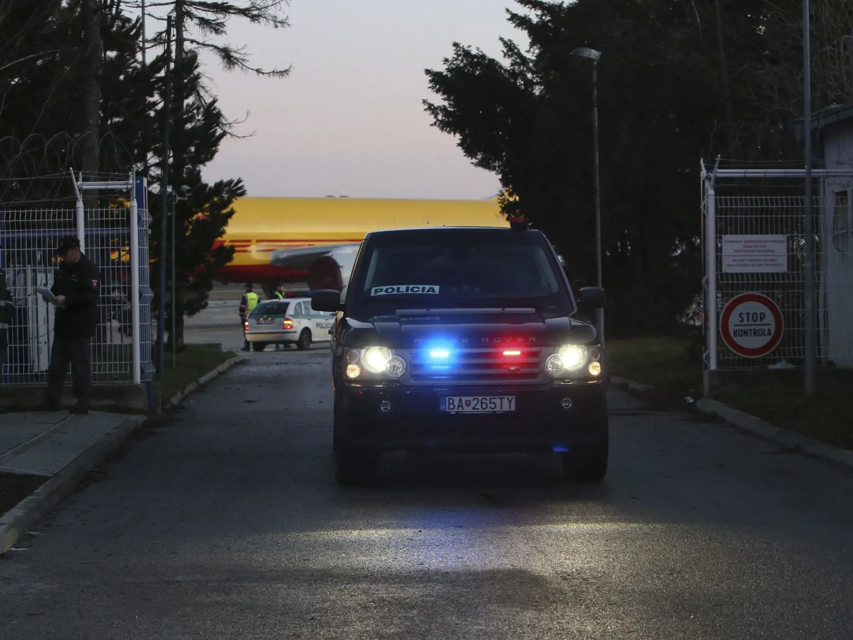 Slovenská polícia priviezla Bakiho Sadikiho na Slovensko vládnym špeciálom. Zadržali ho v Kosove, keď sedel na káve. Predtým konal voči nemu ako ušlému prešovský okresný súd a odsúdil ho na 22 rokov väzenia. Po jeho zadržaní súdny proces prebehol znova s tým istým výsledkom. Teraz žiada o obnovu konania, tvrdí, že je nevinný.