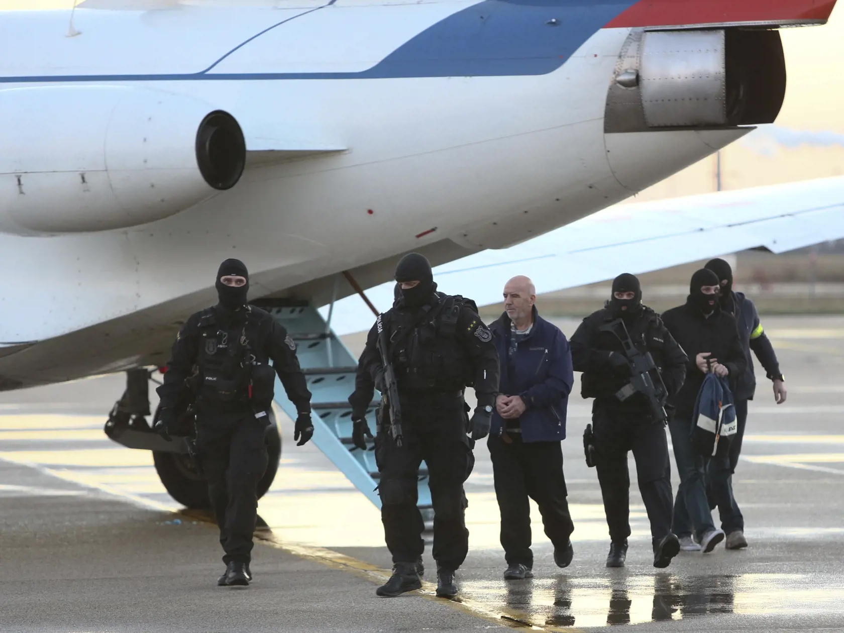 Slovenská polícia priviezla Bakiho Sadikiho na Slovensko vládnym špeciálom. Zadržali ho v Kosove, keď sedel na káve. Predtým konal voči nemu ako ušlému prešovský okresný súd a odsúdil ho na 22 rokov väzenia. Po jeho zadržaní súdny proces prebehol znova s tým istým výsledkom. Teraz žiada o obnovu konania, tvrdí, že je nevinný.