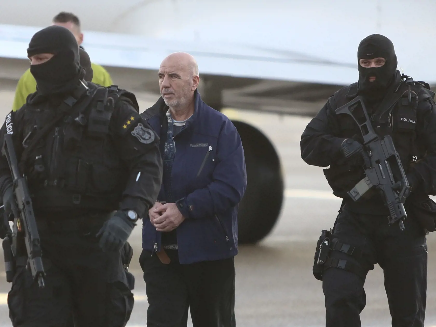 Slovenská polícia priviezla Bakiho Sadikiho na Slovensko vládnym špeciálom. Zadržali ho v Kosove, keď sedel na káve. Predtým konal voči nemu ako ušlému prešovský okresný súd a odsúdil ho na 22 rokov väzenia. Po jeho zadržaní súdny proces prebehol znova s tým istým výsledkom. Teraz žiada o obnovu konania, tvrdí, že je nevinný.