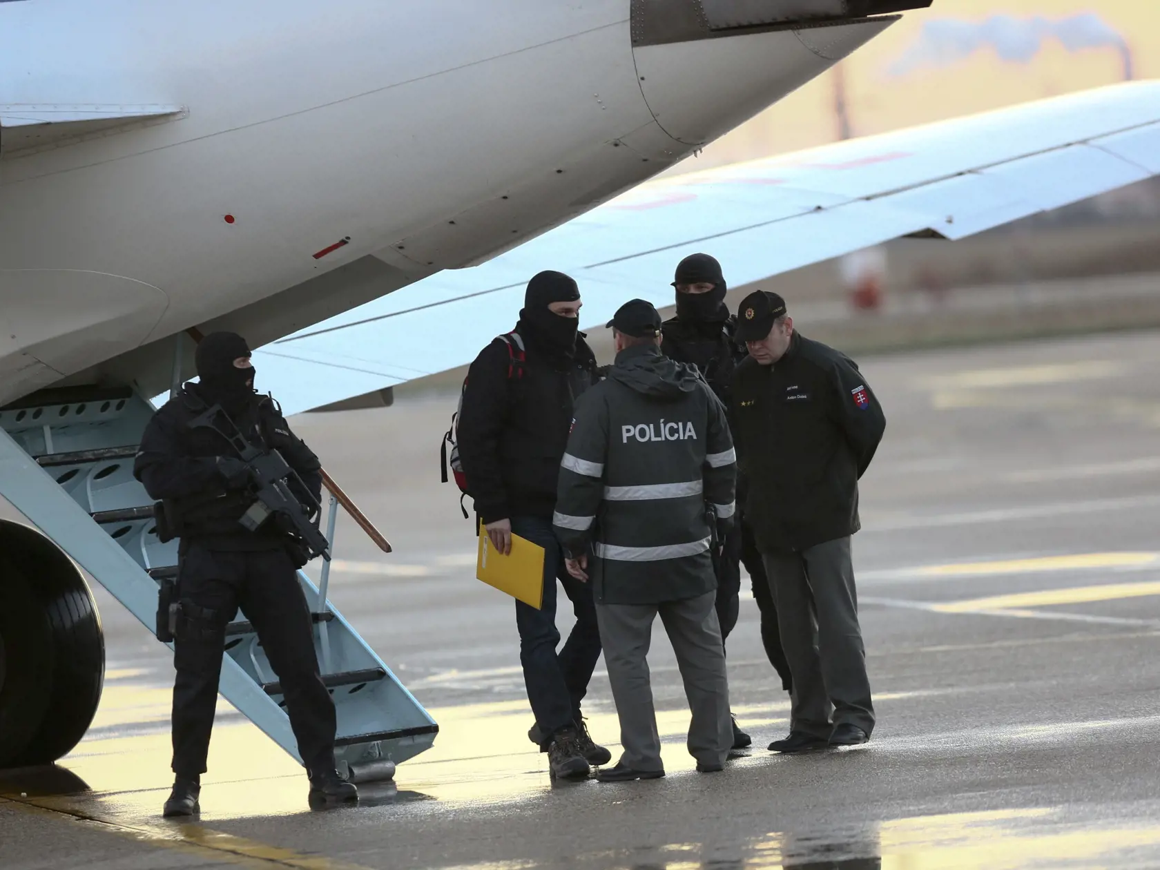 Slovenská polícia priviezla Bakiho Sadikiho na Slovensko vládnym špeciálom. Zadržali ho v Kosove, keď sedel na káve. Predtým konal voči nemu ako ušlému prešovský okresný súd a odsúdil ho na 22 rokov väzenia. Po jeho zadržaní súdny proces prebehol znova s tým istým výsledkom. Teraz žiada o obnovu konania, tvrdí, že je nevinný.