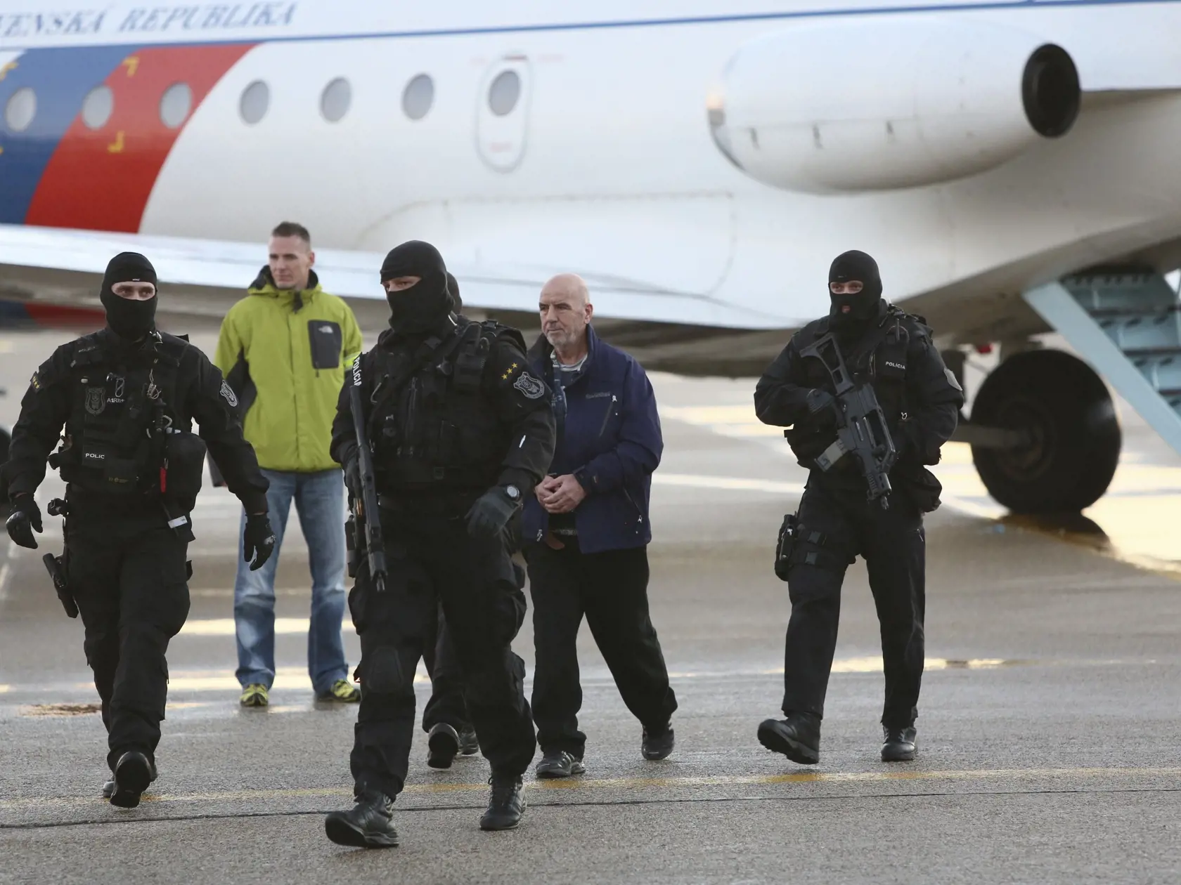 Slovenská polícia priviezla Bakiho Sadikiho na Slovensko vládnym špeciálom. Zadržali ho v Kosove, keď sedel na káve. Predtým konal voči nemu ako ušlému prešovský okresný súd a odsúdil ho na 22 rokov väzenia. Po jeho zadržaní súdny proces prebehol znova s tým istým výsledkom. Teraz žiada o obnovu konania, tvrdí, že je nevinný.