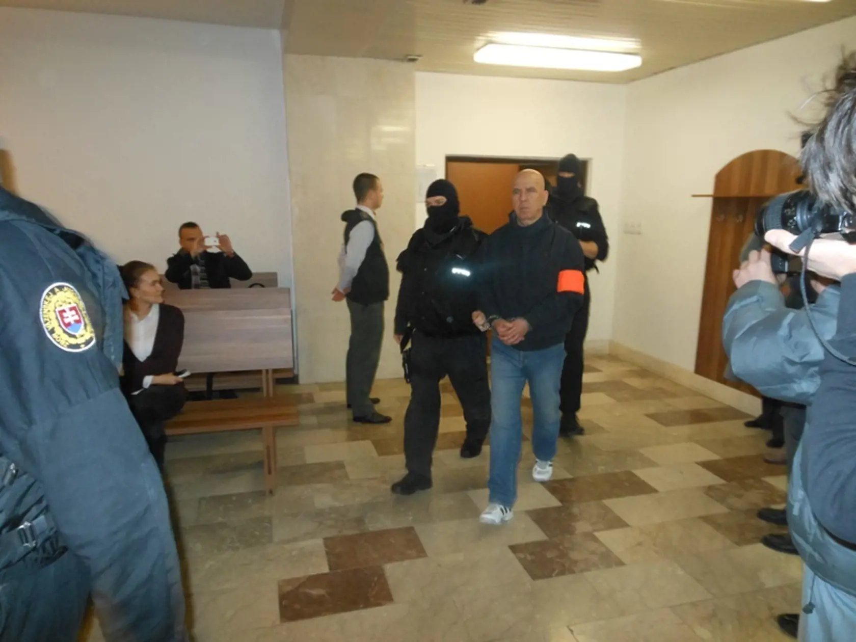 SADIKI: Po tom, ako ho zadržali v Kosove a priviezli vládnym špeciálom, sa s ním začal proces znova. Súd mu vymeral 22-ročné väzenie, po desiatich rokoch teraz požiadal o obnovu konania a o prepustenie na slobodu alebo prerušenie trestu.