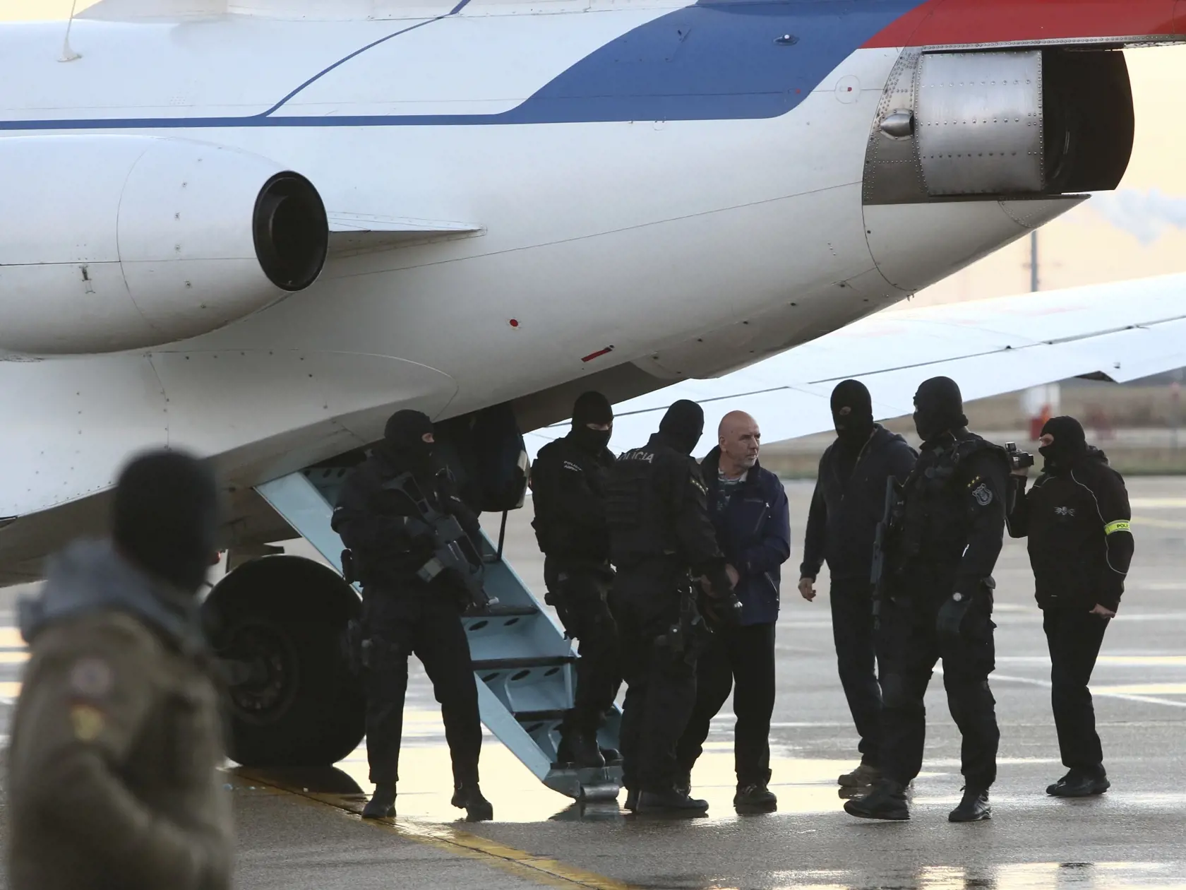 Slovenská polícia priviezla Bakiho Sadikiho na Slovensko vládnym špeciálom. Zadržali ho v Kosove, keď sedel na káve. Predtým konal voči nemu ako ušlému prešovský okresný súd a odsúdil ho na 22 rokov väzenia. Po jeho zadržaní súdny proces prebehol znova s tým istým výsledkom. Teraz žiada o obnovu konania, tvrdí, že je nevinný.