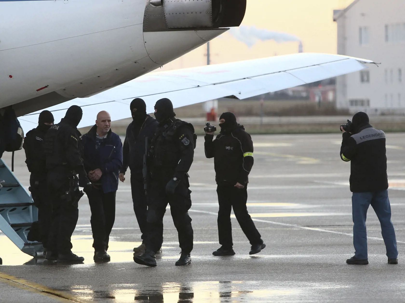 Slovenská polícia priviezla Bakiho Sadikiho na Slovensko vládnym špeciálom. Zadržali ho v Kosove, keď sedel na káve. Predtým konal voči nemu ako ušlému prešovský okresný súd a odsúdil ho na 22 rokov väzenia. Po jeho zadržaní súdny proces prebehol znova s tým istým výsledkom. Teraz žiada o obnovu konania, tvrdí, že je nevinný.
