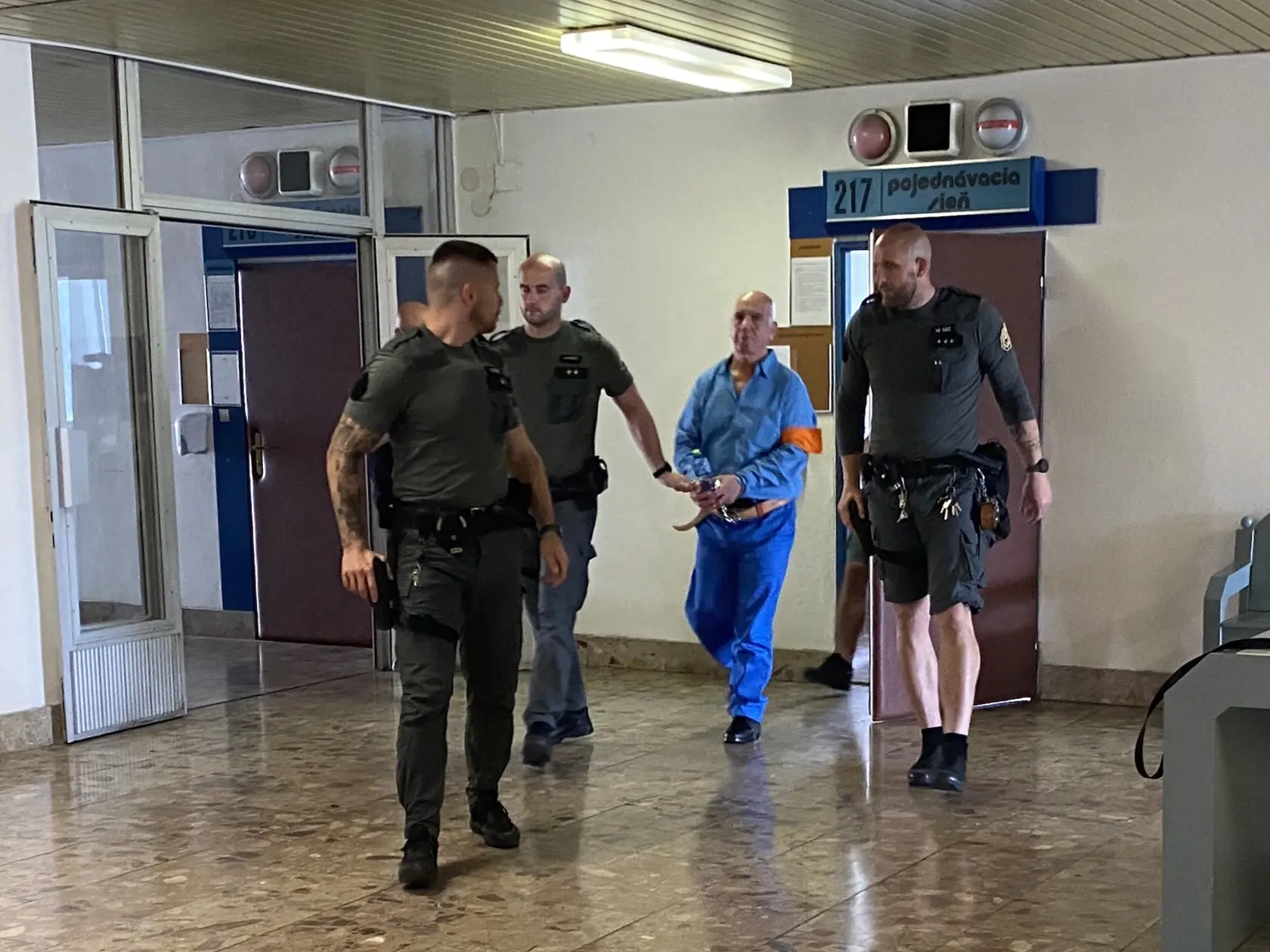 Kosovský Albánec Baki Sadiki, ktorý žil pod Tatrami, sedí za mrežami už 10 rokov a odpykáva si trest za pašovanie heroínu. Teraz žiada prešovský okresný súd o obnovu konania, podľa neho súd dôkazy, že obvinenie voči nemu bolo vykonštruované cez policajtami zmanipulovaného svedka.