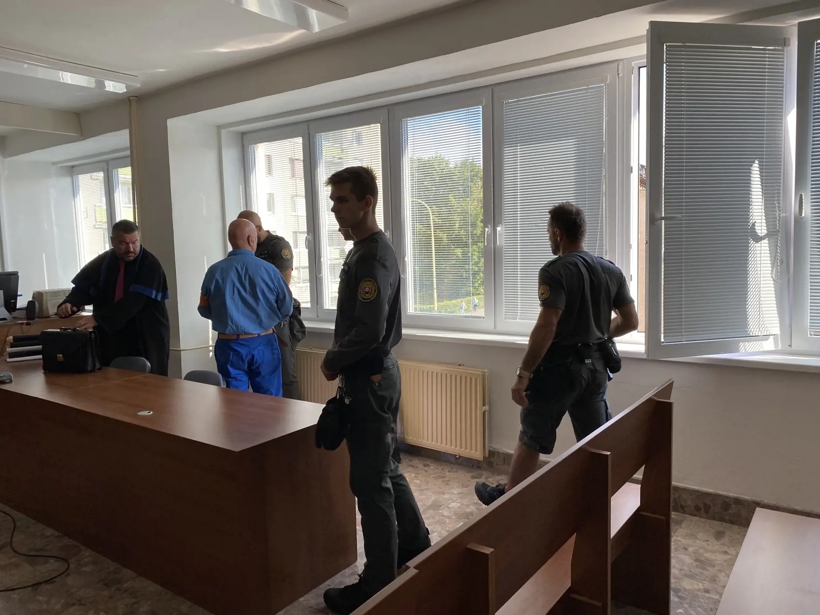 Baki Sadiki na prešovskom súde znova po 10 rokoch. Priviezla ho justičná eskorta z ilavského väzenia.