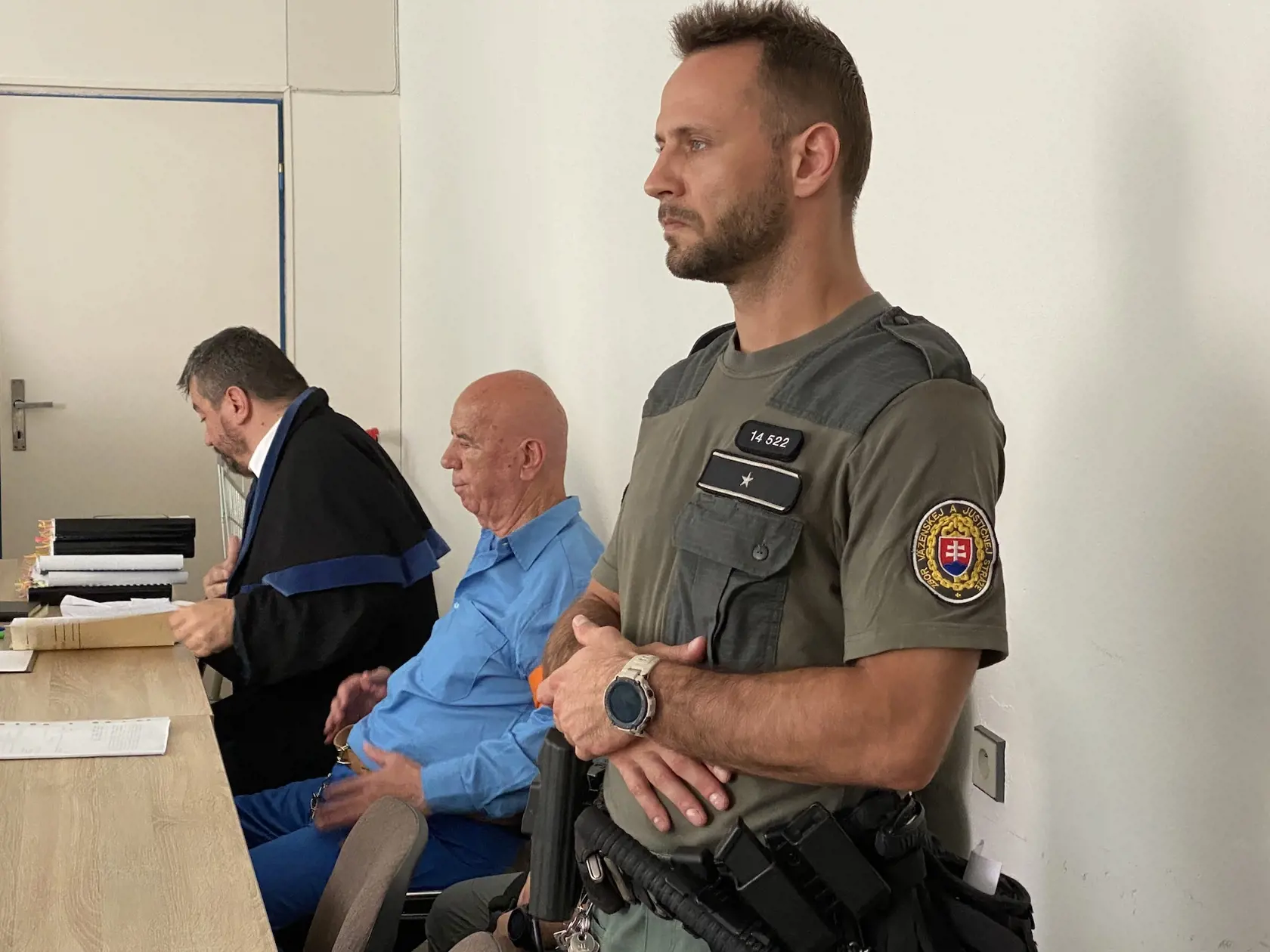 Kosovský Albánec Baki Sadiki, ktorý žil pod Tatrami, sedí za mrežami už 10 rokov a odpykáva si trest za pašovanie heroínu. Teraz žiada prešovský okresný súd o obnovu konania, podľa neho súd dôkazy, že obvinenie voči nemu bolo vykonštruované cez policajtami zmanipulovaného svedka.