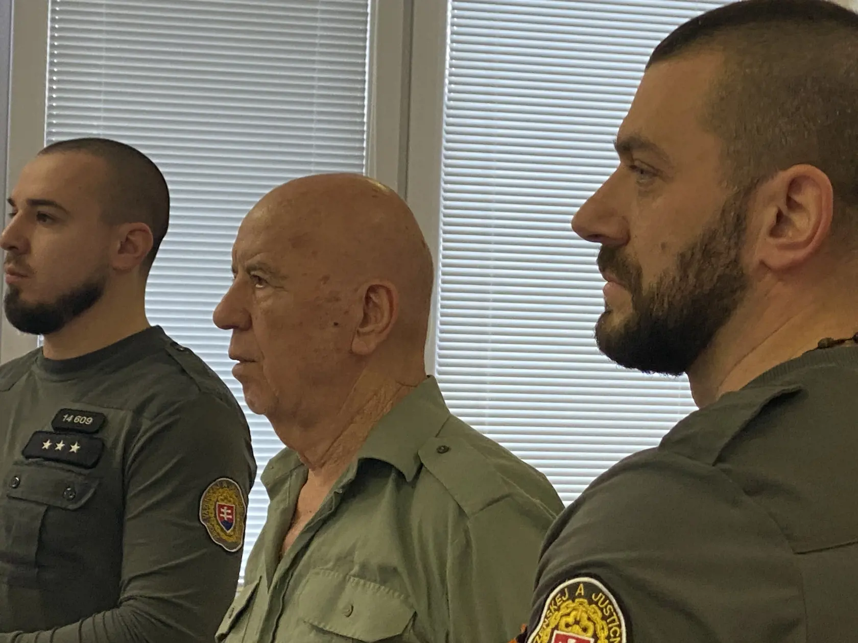 Albánca žijúceho trvalo pod Tatrami priviezli vo štvrtok 22. 2. 2024 na verejného zasadnutie na prešovský okresný súd zbytočne. Sudca pojednávanie odročil na polovicu marca, ochorel totiž prísediaci člen senátu.