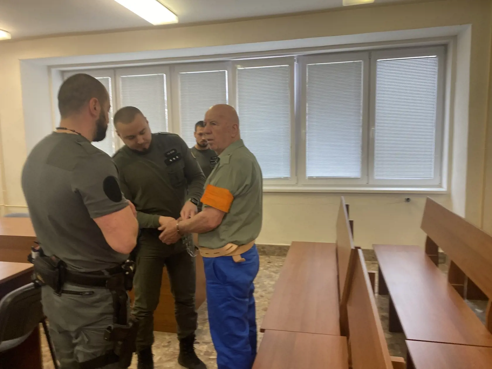 Albánca žijúceho trvalo pod Tatrami priviezli vo štvrtok 22. 2. 2024 na verejného zasadnutie na prešovský okresný súd zbytočne. Sudca pojednávanie odročil na polovicu marca, ochorel totiž prísediaci člen senátu.