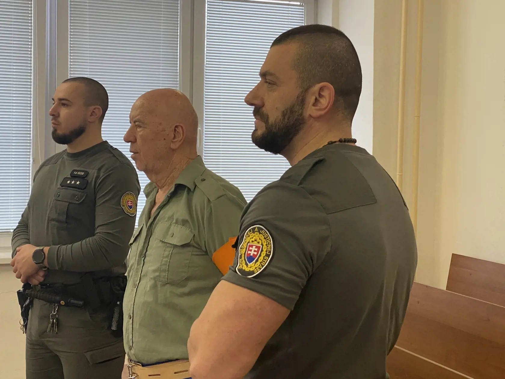 Albánca žijúceho trvalo pod Tatrami priviezli vo štvrtok 22. 2. 2024 na verejného zasadnutie na prešovský okresný súd zbytočne. Sudca pojednávanie odročil na polovicu marca, ochorel totiž prísediaci člen senátu.