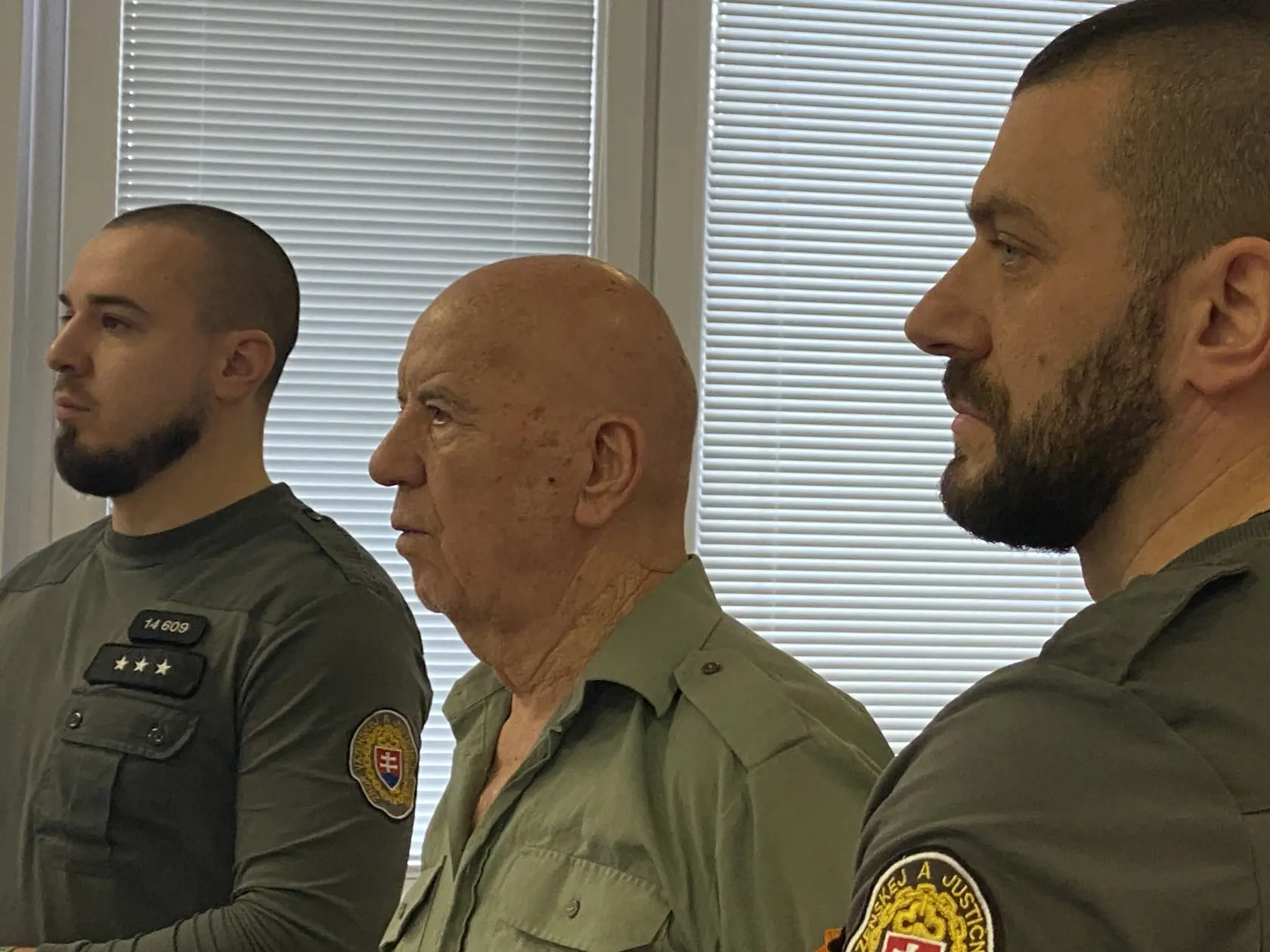 Albánca žijúceho trvalo pod Tatrami priviezli vo štvrtok 22. 2. 2024 na verejného zasadnutie na prešovský okresný súd zbytočne. Sudca pojednávanie odročil na polovicu marca, ochorel totiž prísediaci člen senátu.