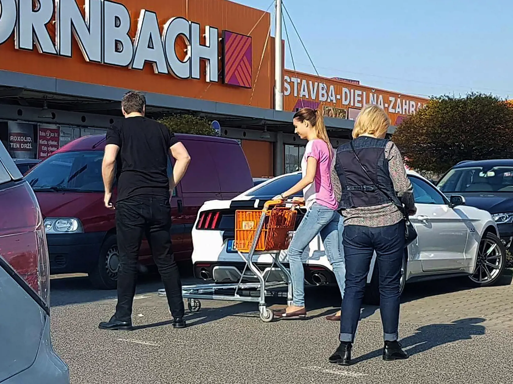 Predseda parlamentu SR Andrej Danko a jeho priatelka Simona Frantova zaparkovali pocas nakupovania v obchodnom dome Hornbach cez dve parkovacie miesta. Asi aby si Andrej Danko neoskrel svo novy Ford Mustang.
