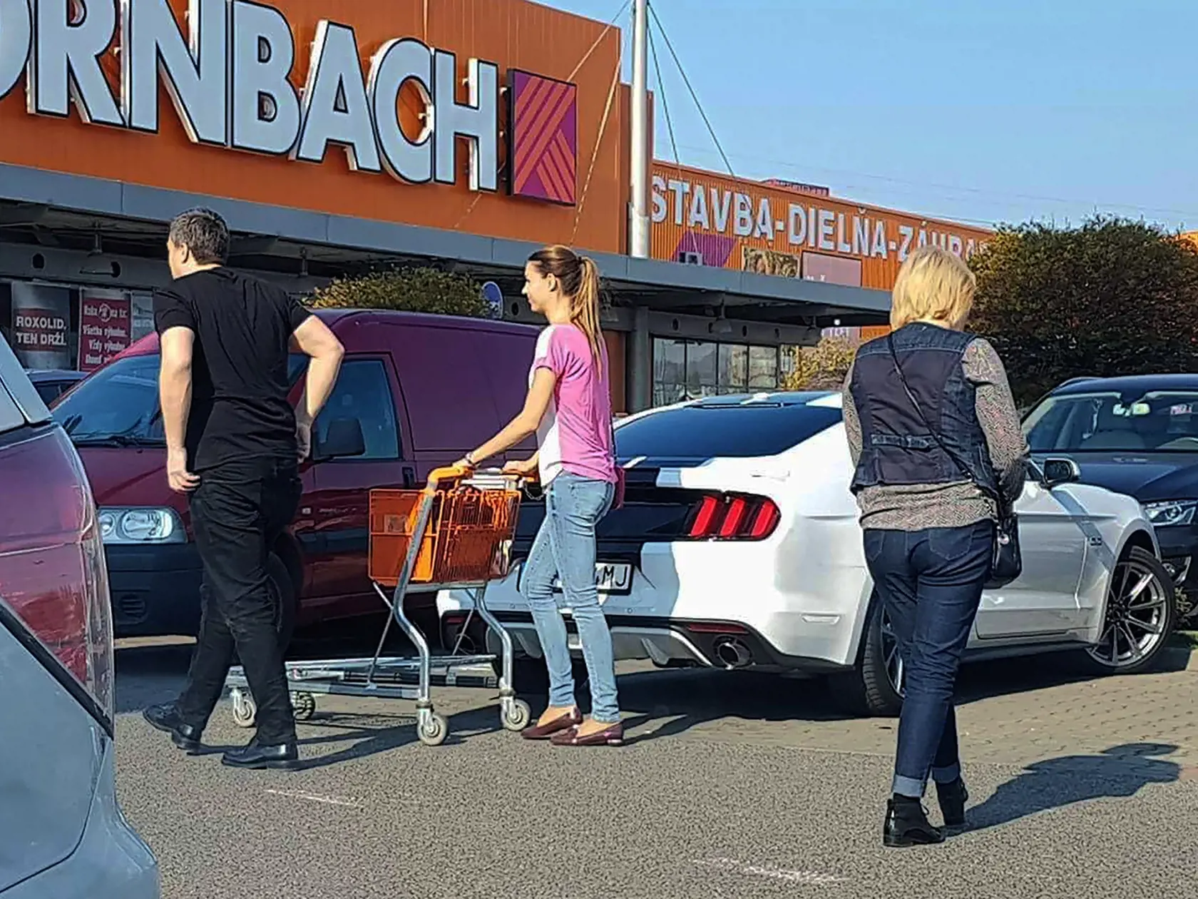 Predseda parlamentu SR Andrej Danko a jeho priatelka Simona Frantova zaparkovali pocas nakupovania v obchodnom dome Hornbach cez dve parkovacie miesta. Asi aby si Andrej Danko neoskrel svo novy Ford Mustang.
