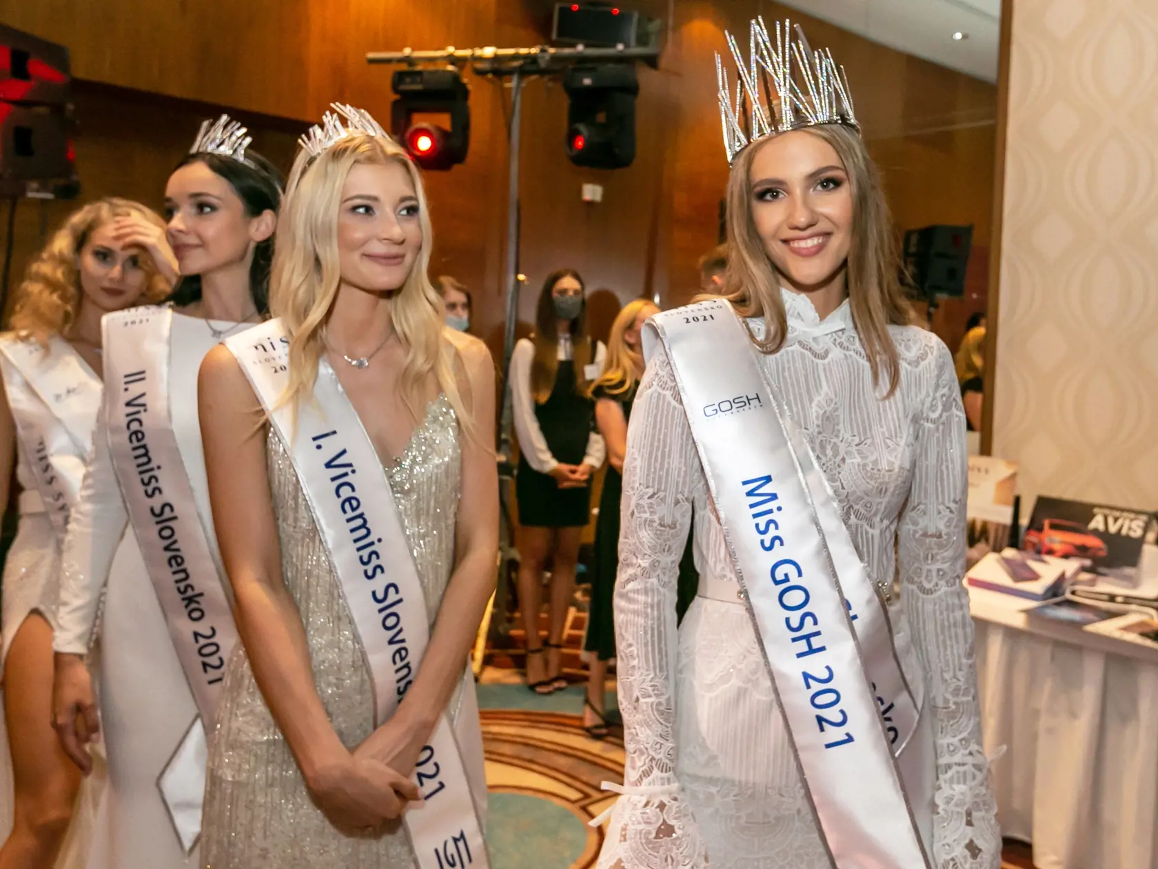 Na snímke je víťazska Miss Sophia Hrivňáková a I. vicemiss Sylvia Šulíková na párty v hoteli Hilton. 